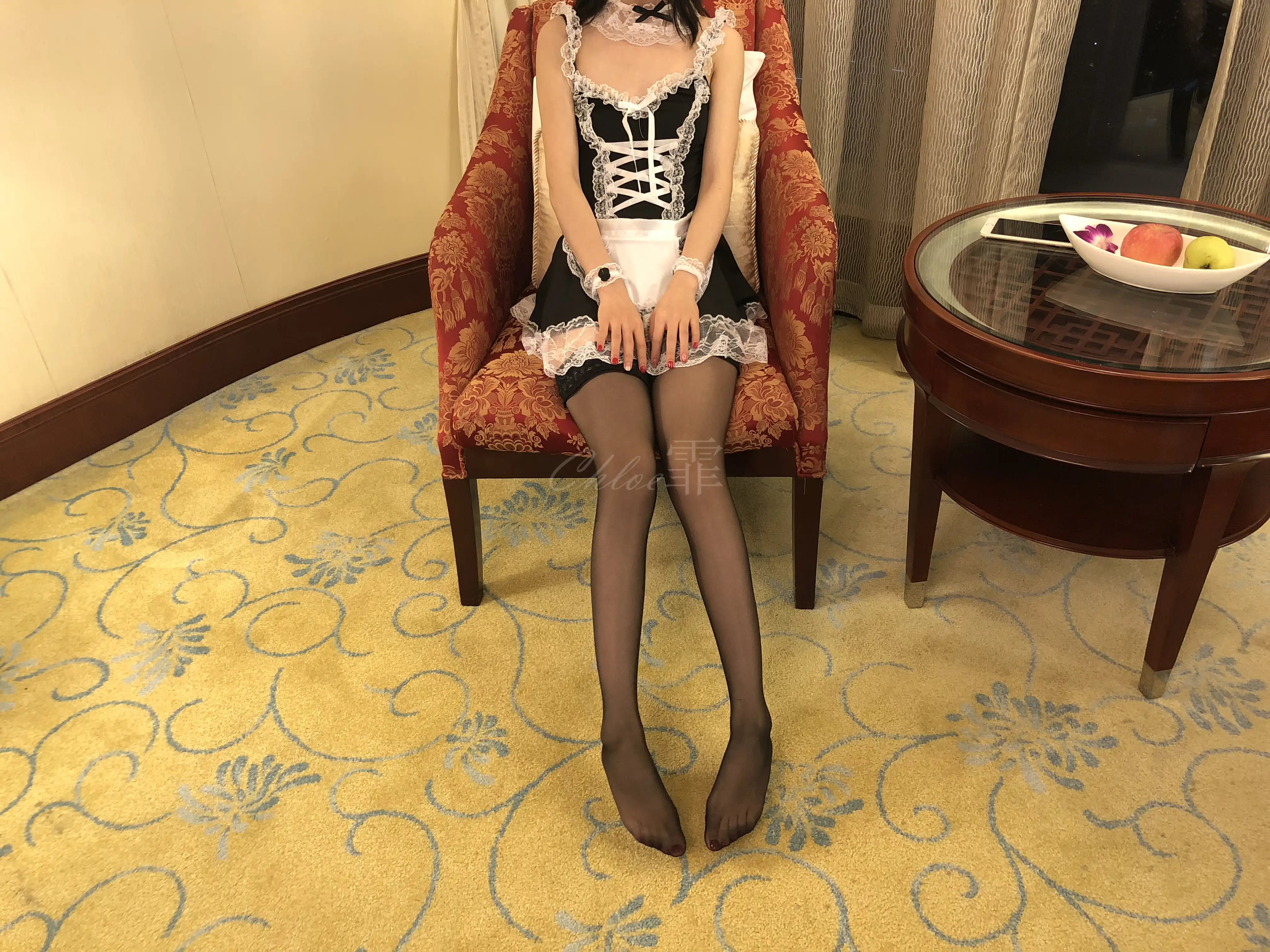 chloe霏霏霏 NO.002 20180812 香格里拉酒店女仆装 意大利Trasparenze Fanny 半筒黑s [21P 155.37 MB] - 第1张