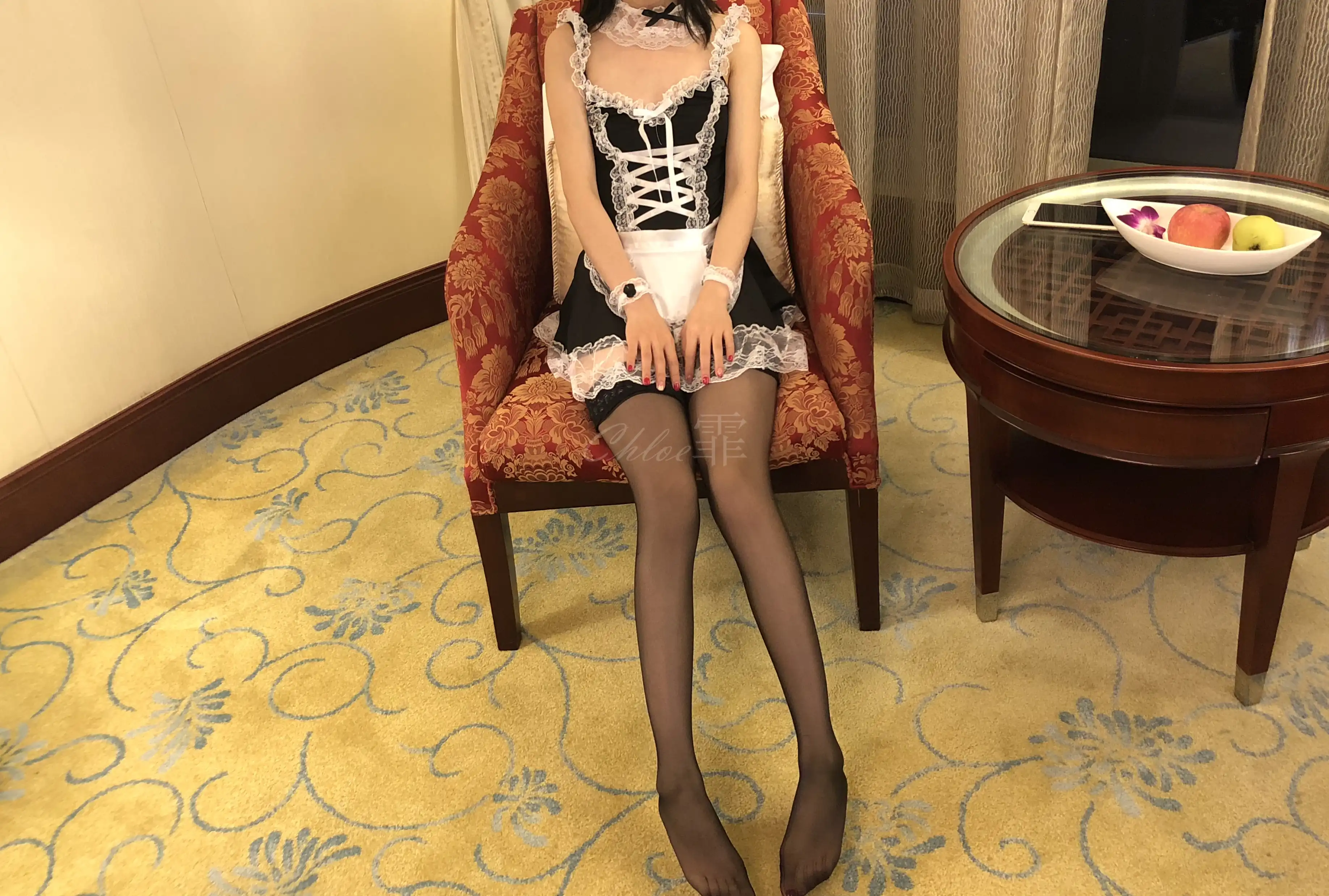 chloe霏霏霏 NO.002 20180812 香格里拉酒店女仆装 意大利Trasparenze Fanny 半筒黑s [21P 155.37 MB] - 第2张