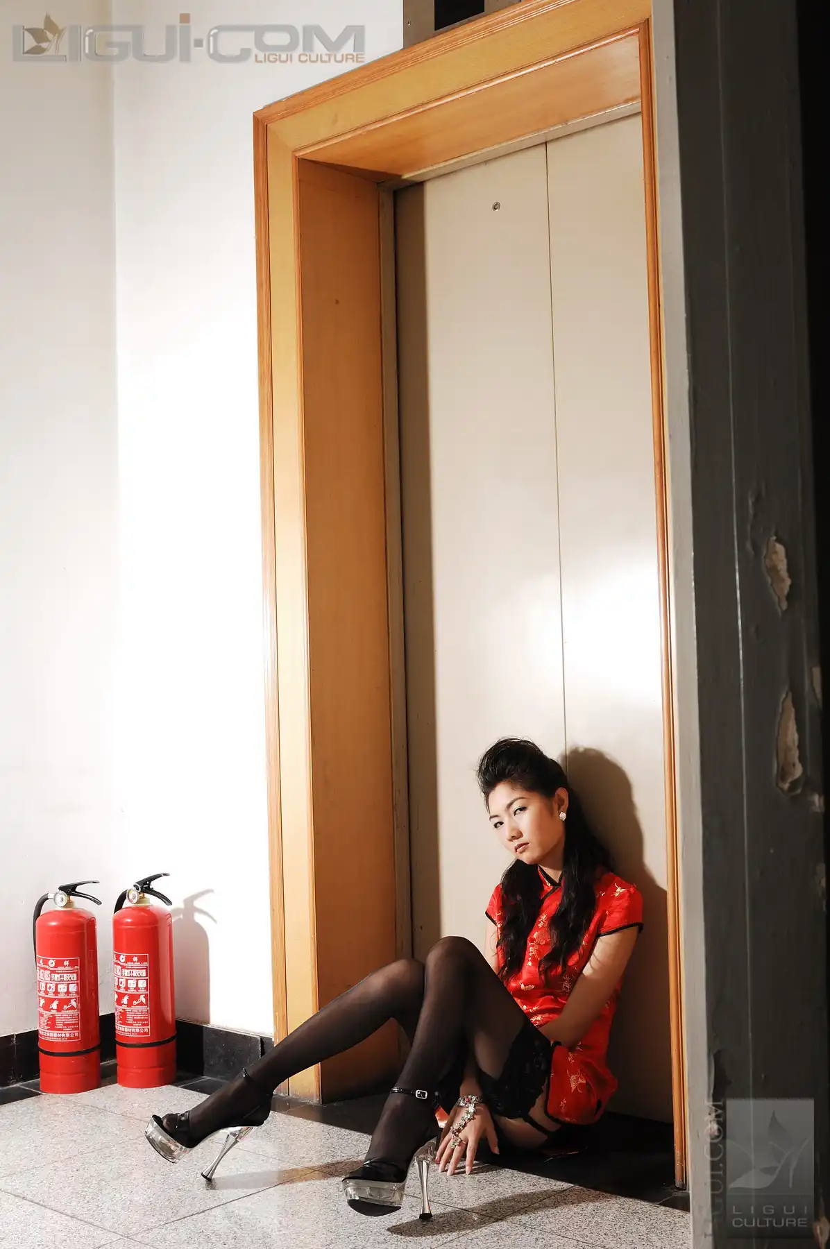 [Ligui丽柜] 2008.11.07 黑丝高跟美女因太过性感被电梯拒载 Model 丝丝 - 第1张