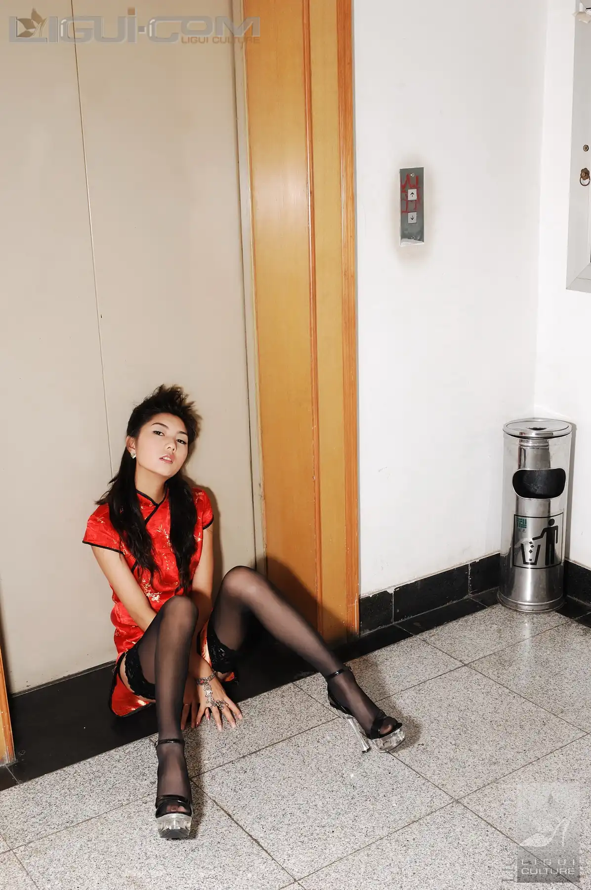 [Ligui丽柜] 2008.11.07 黑丝高跟美女因太过性感被电梯拒载 Model 丝丝 - 第2张