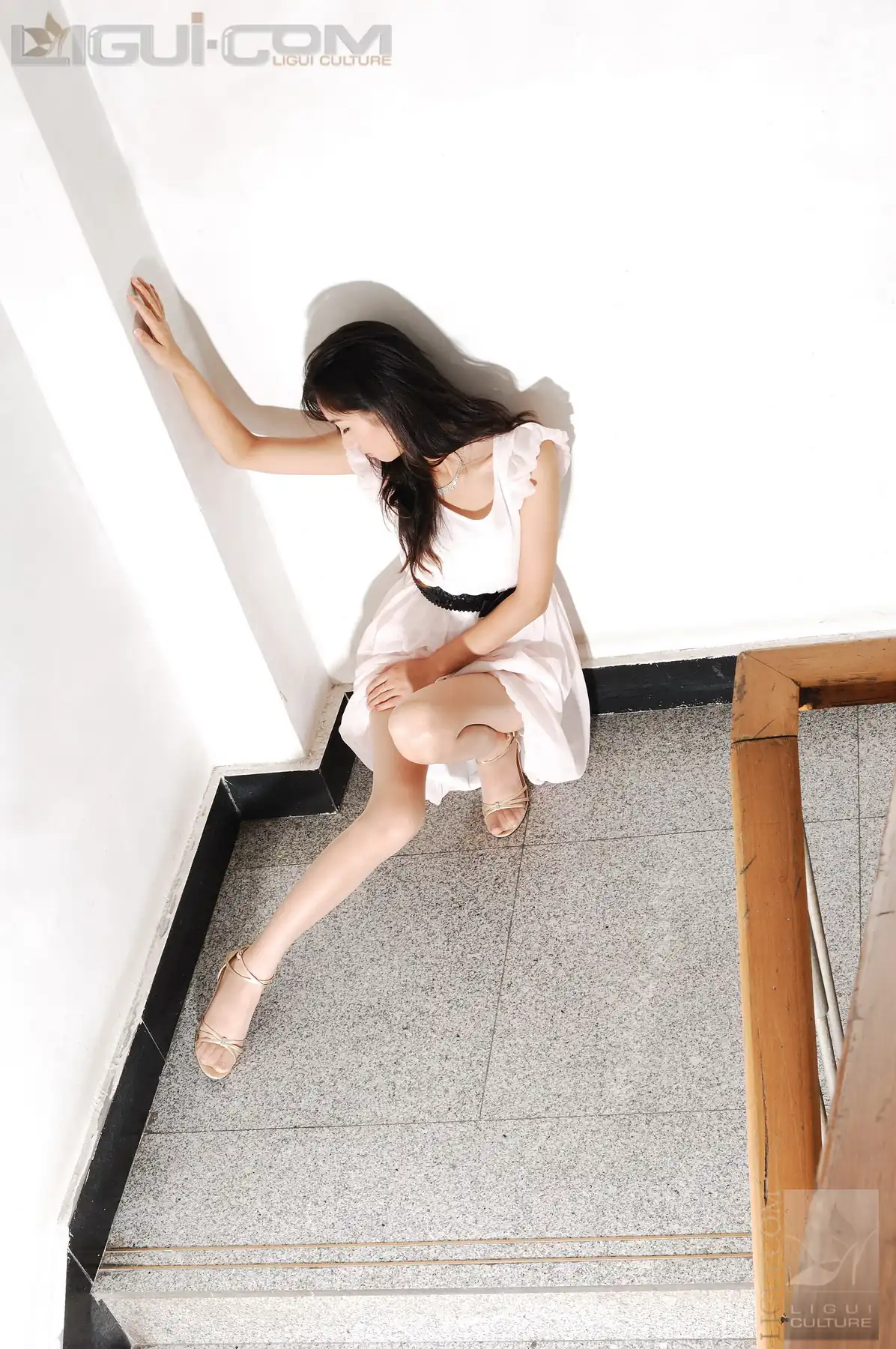 [Ligui丽柜] 2008.11.17 楼道口艳遇极品丝袜美女 Model 丝丝 - 第2张