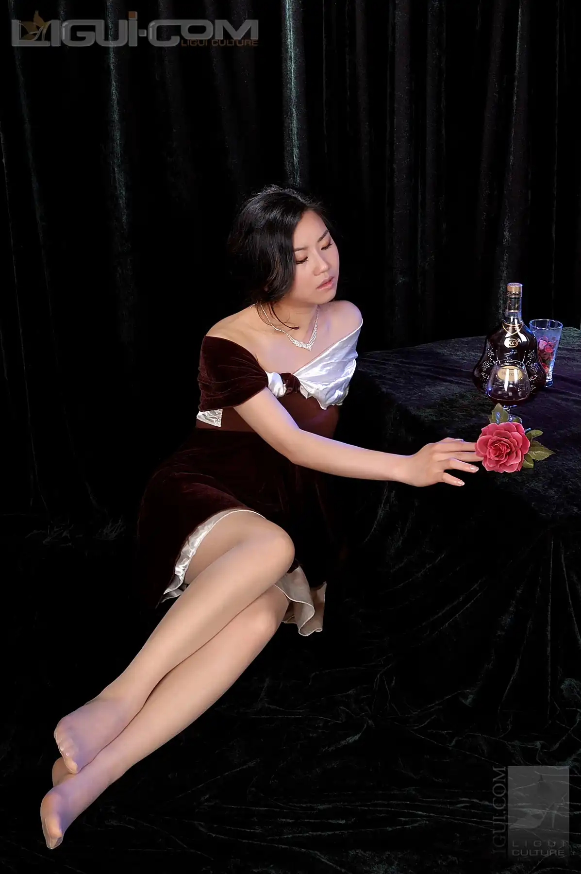 [Ligui丽柜] 2008.12.22 高跟气质肉丝美女的法兰西式高贵风情 Model 由美 - 第3张
