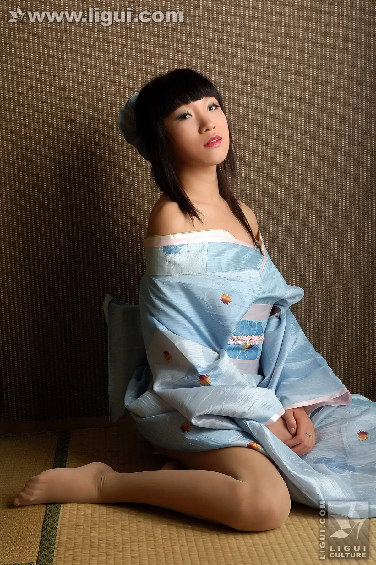 [Ligui丽柜] 2009.01.20 记录日本丝袜少女与狗熊的亲密邂逅 MODEL 伊园