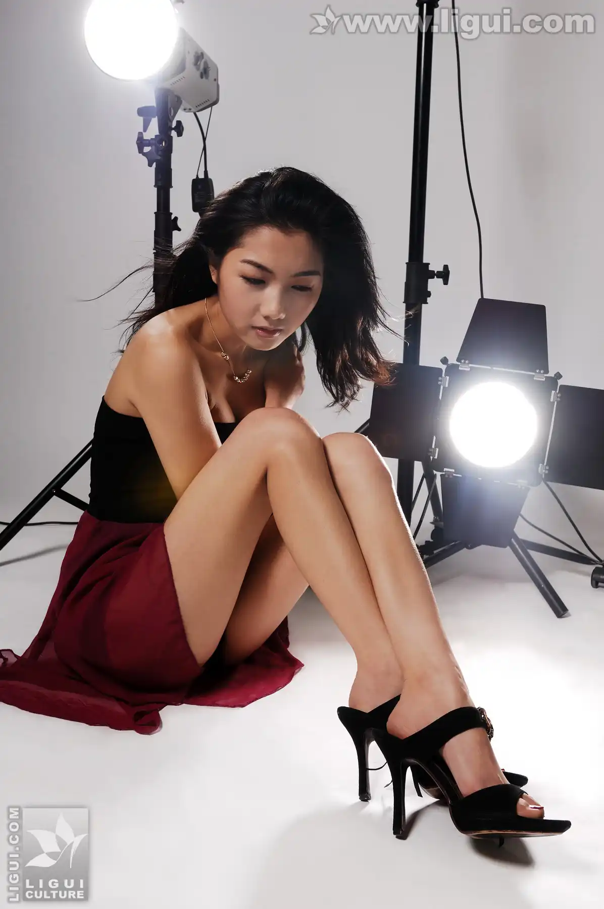 [Ligui丽柜] 2009.03.02 摄影棚里模特展示妖娆高跟 Model 丝丝 - 第3张
