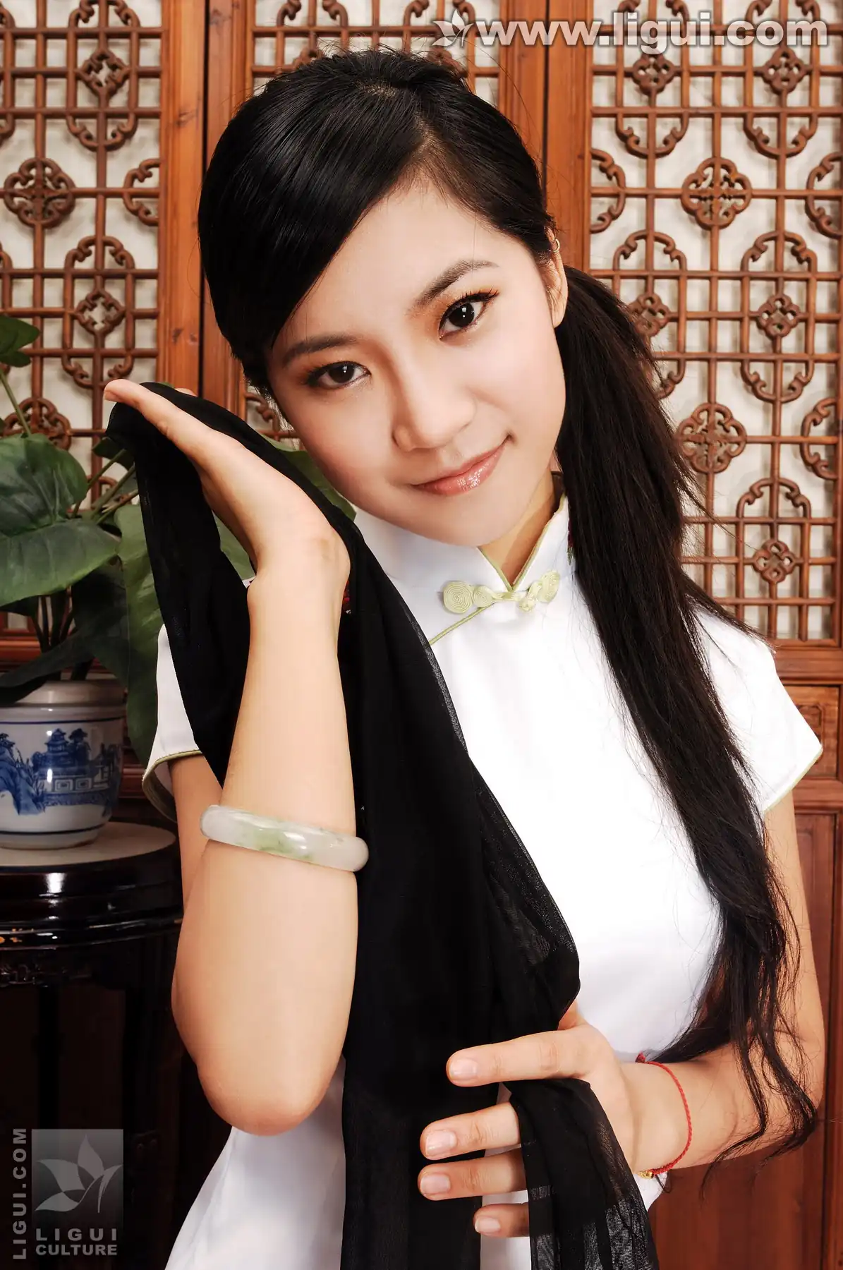 [Ligui丽柜] 2009.03.25 旗袍黑丝佳人肉虐脚趾 Model 卡露露 - 第2张