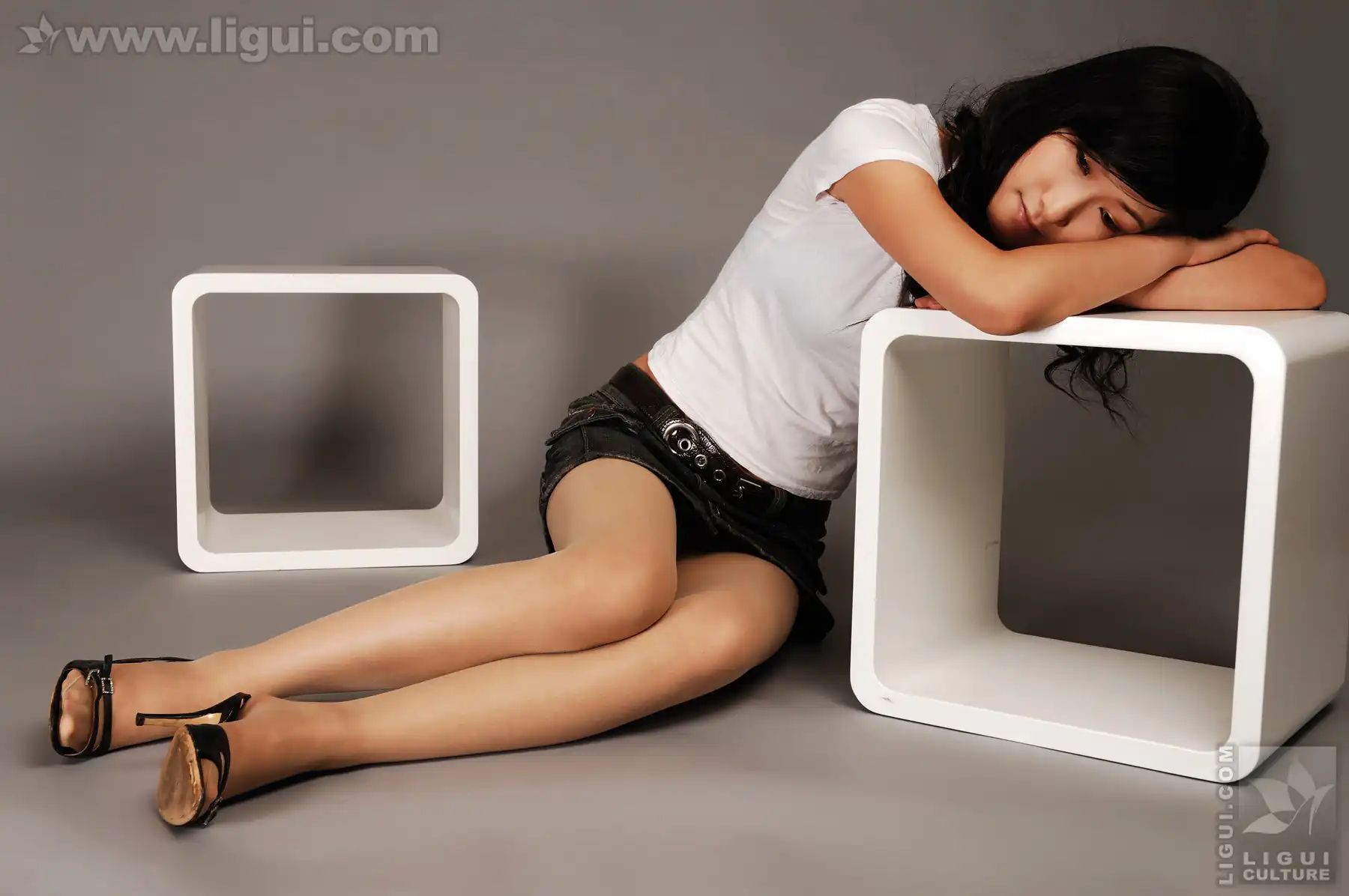[Ligui丽柜] 2009.09.23 婷婷之几何图形中的美丽诱惑 Model 婷婷 - 第2张