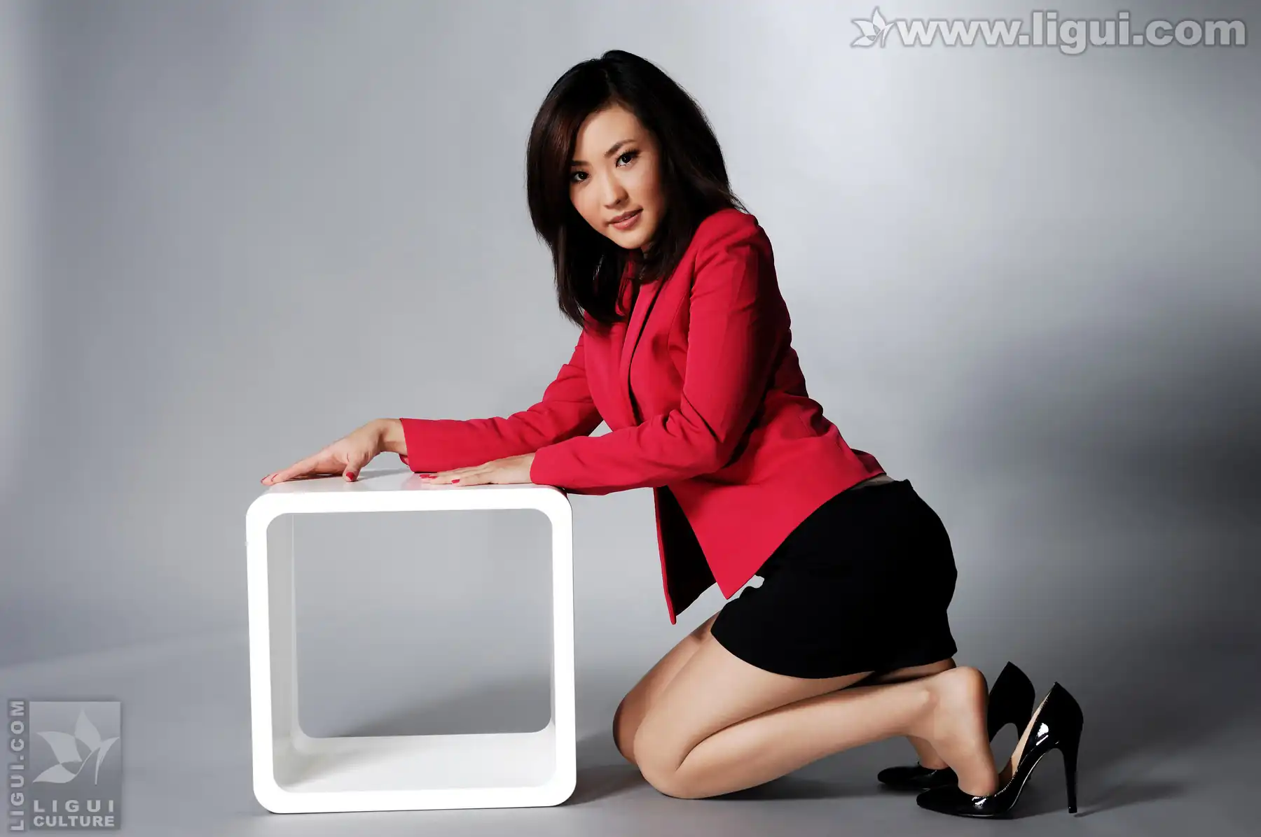 [Ligui丽柜] 2009.12.28 职业装下的高跟魅力风姿 model COCO - 第1张