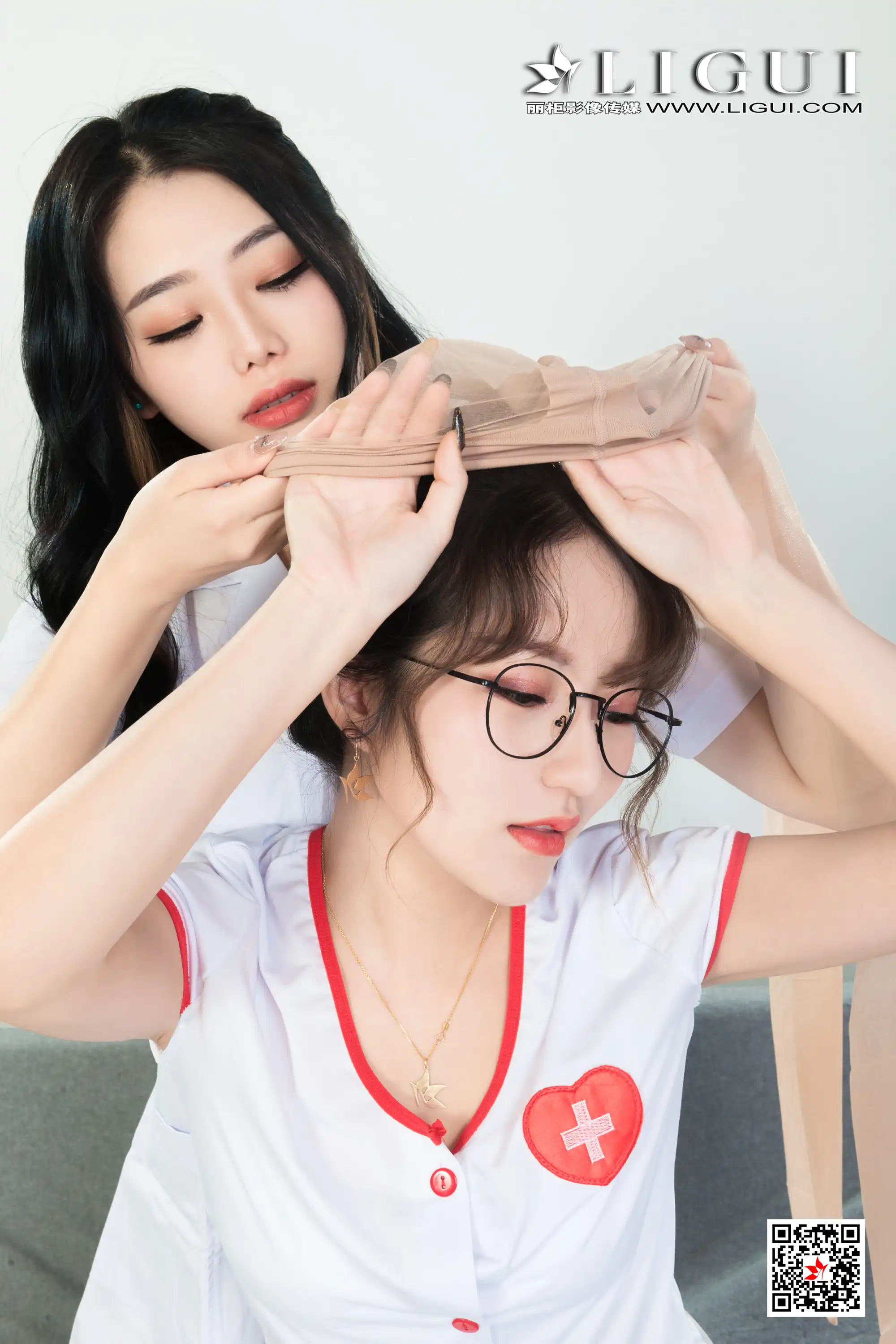 [Ligui丽柜] 2021.06.25 Model《双生花-医护情缘》小智贤&汐汐[85+1P／103MB]