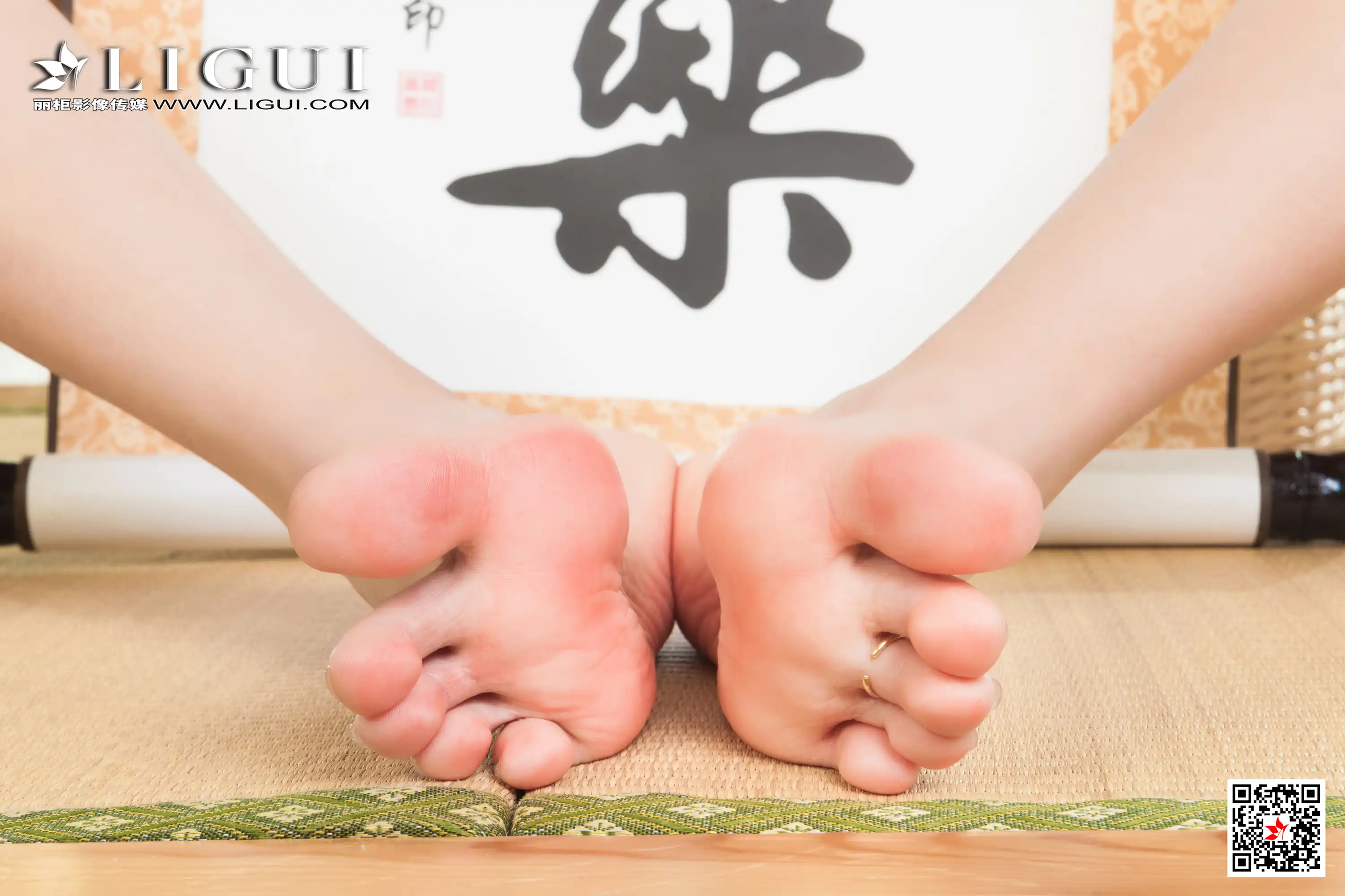 [Ligui丽柜] 2021.08.02 《丝情袜意》小熊 [82+1P／99.9MB]