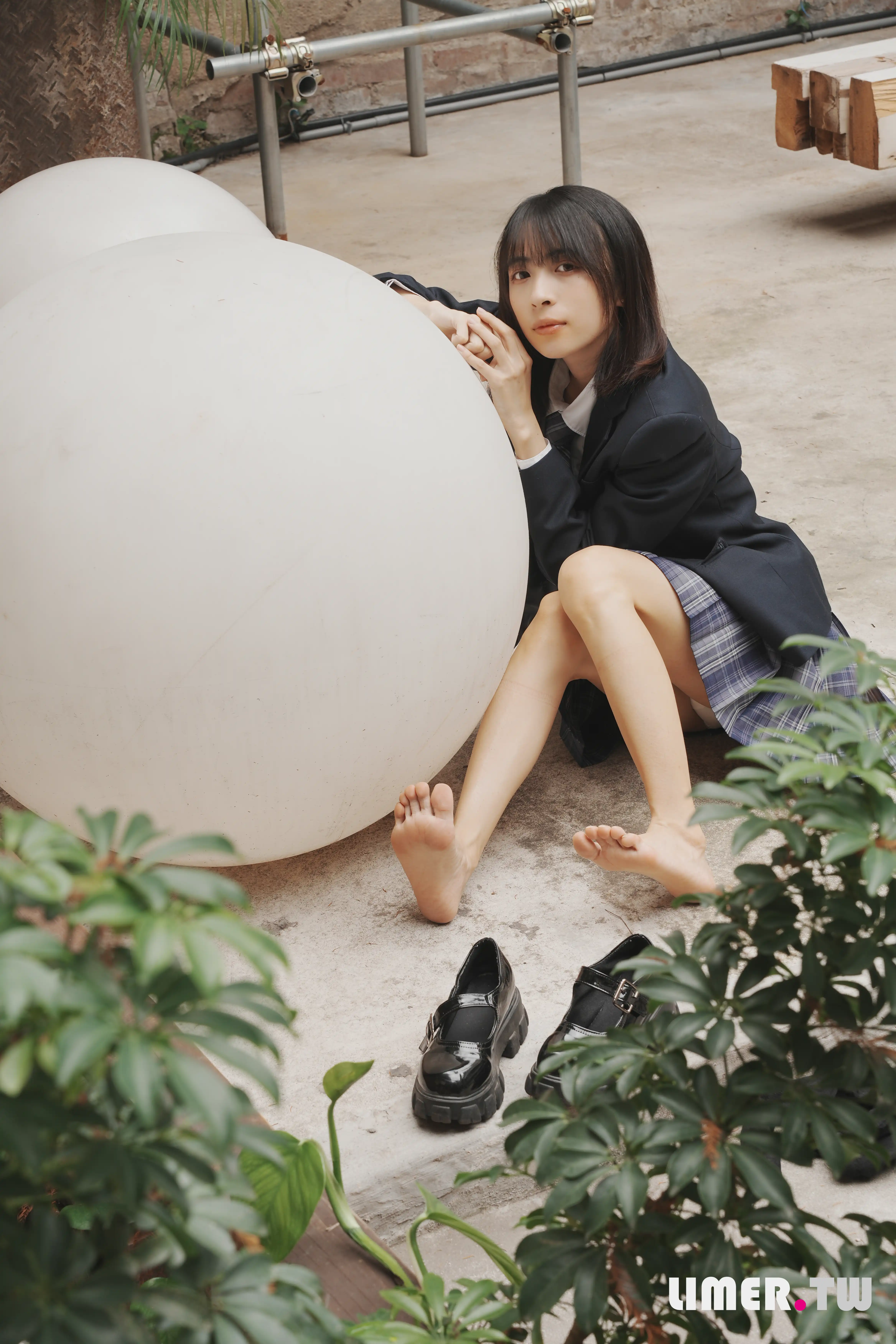 Limerence NO.048 子子 JK小腿袜到裸足的偷窥视角[181P1V-5.41G] - 第2张