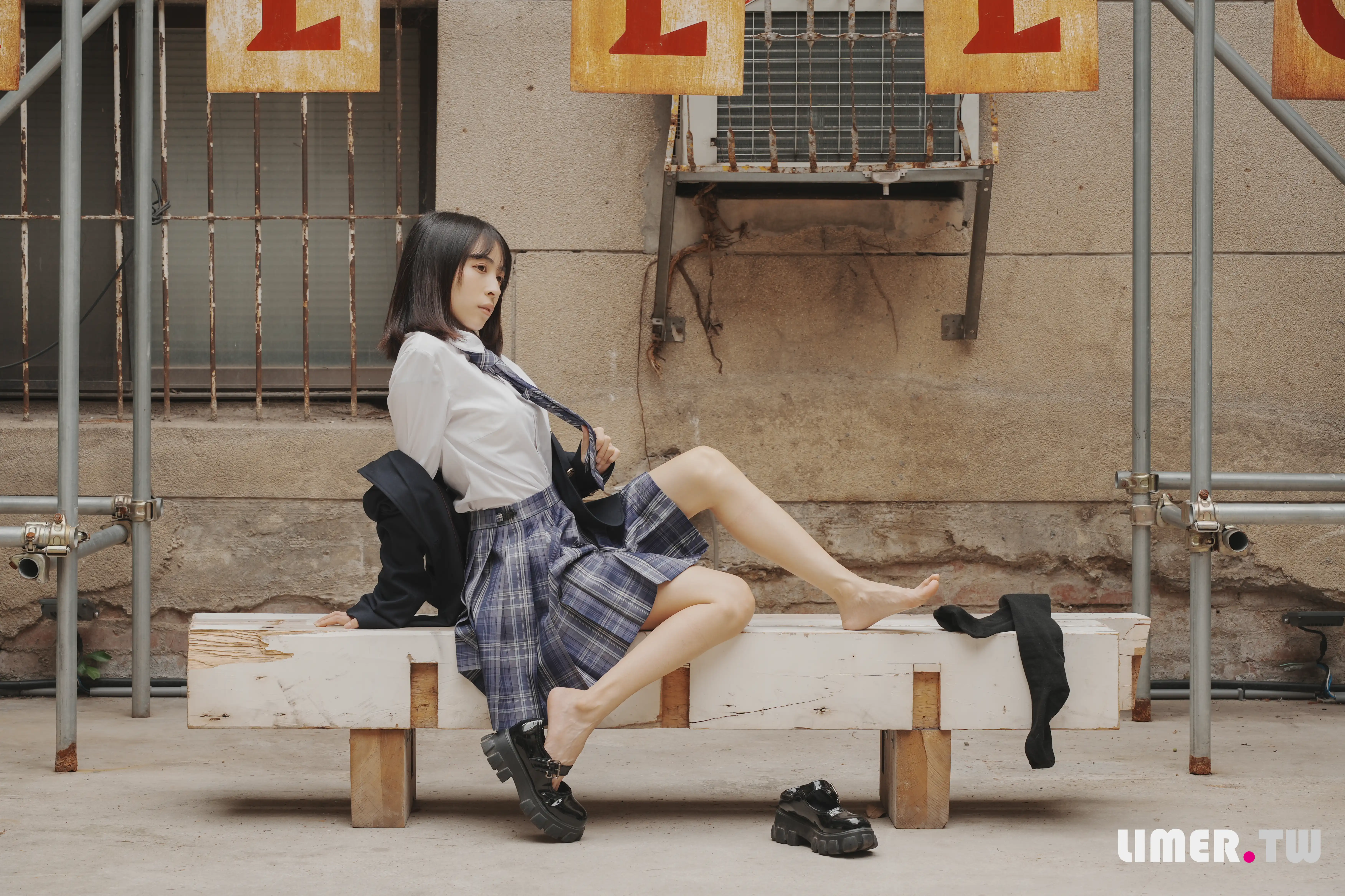 Limerence NO.048 子子 JK小腿袜到裸足的偷窥视角[181P1V-5.41G] - 第3张