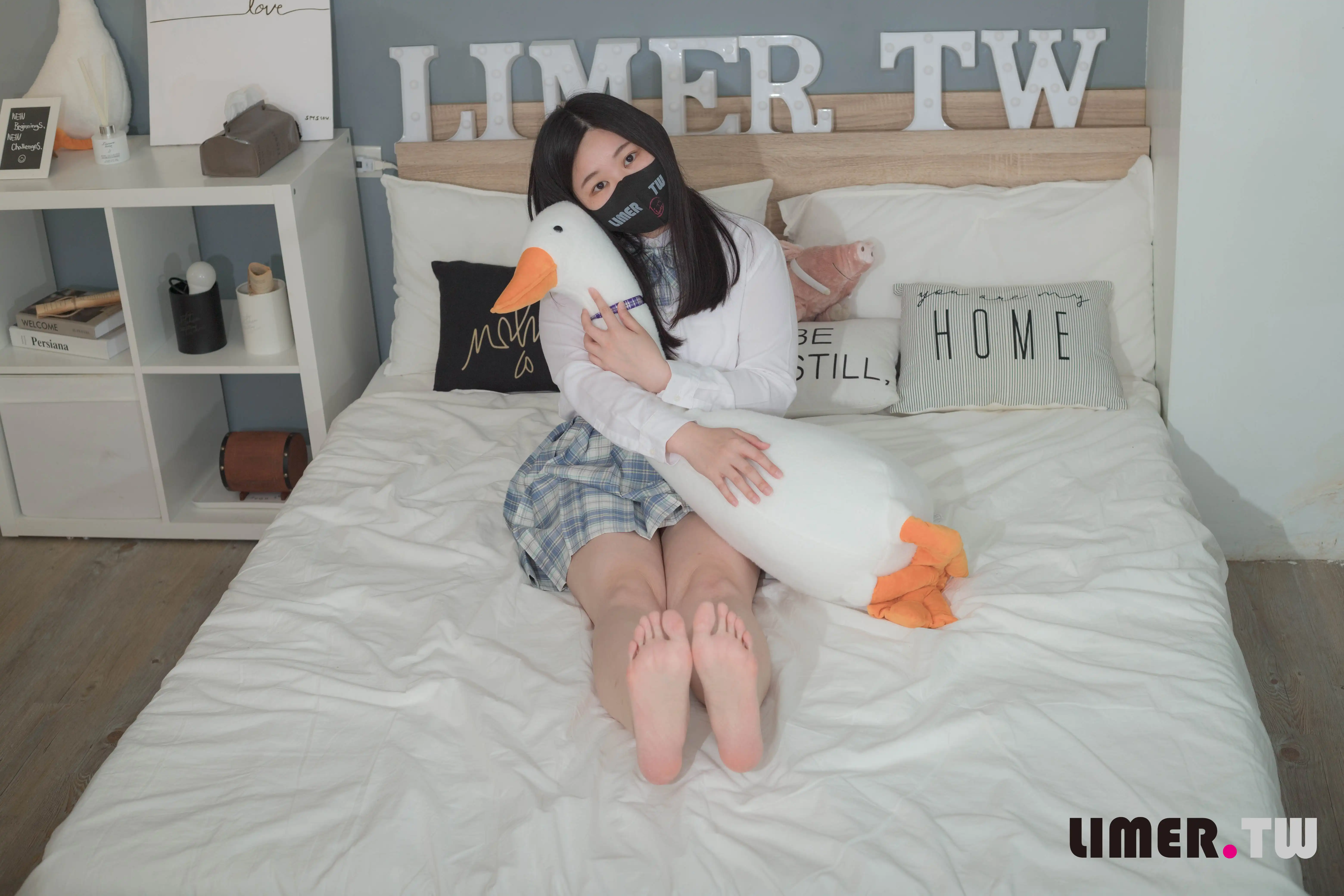 Limerence NO.072 BIBI学生服的丝袜诱惑 雪白的肌肤与脚底透出丝袜[94P-1V-1.21G] - 第1张