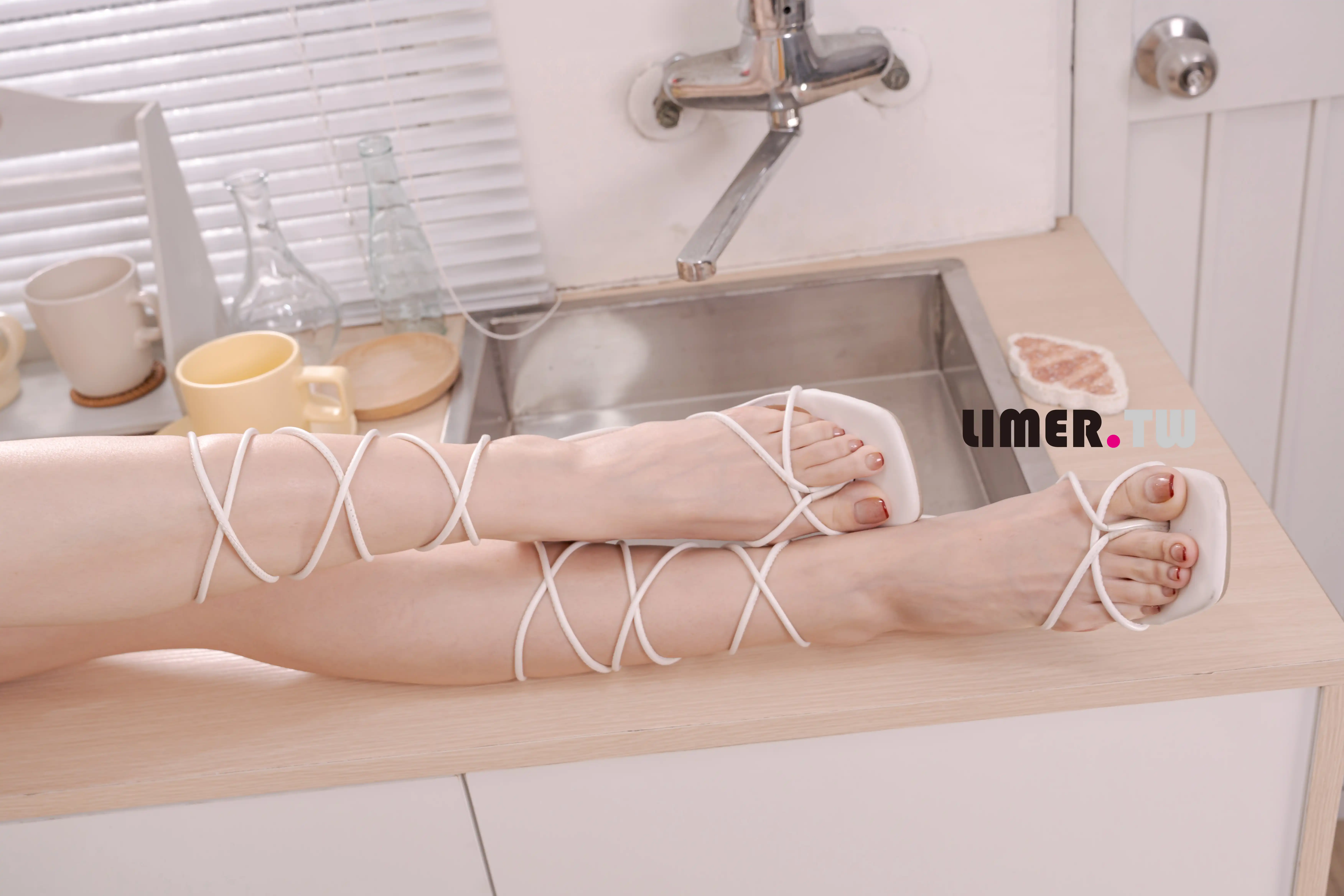 Limerence NO.108 语葳 Jaly 美脚直接对你贴脸挑逗 [90P1V 1.95GB] - 第2张