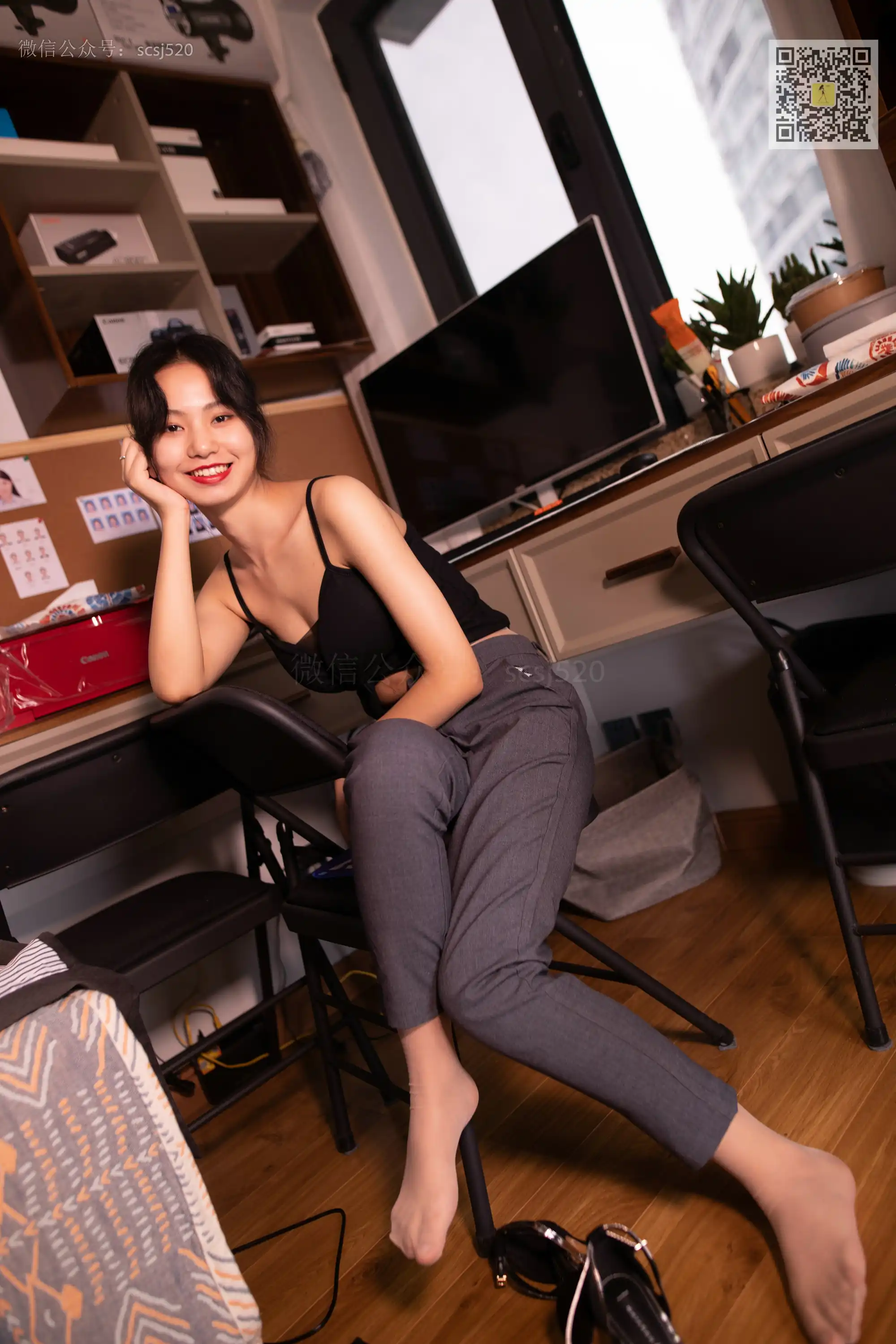 ISS山茶摄影 052 婷婷 穿丝袜来上班第二季 [69P+63M]