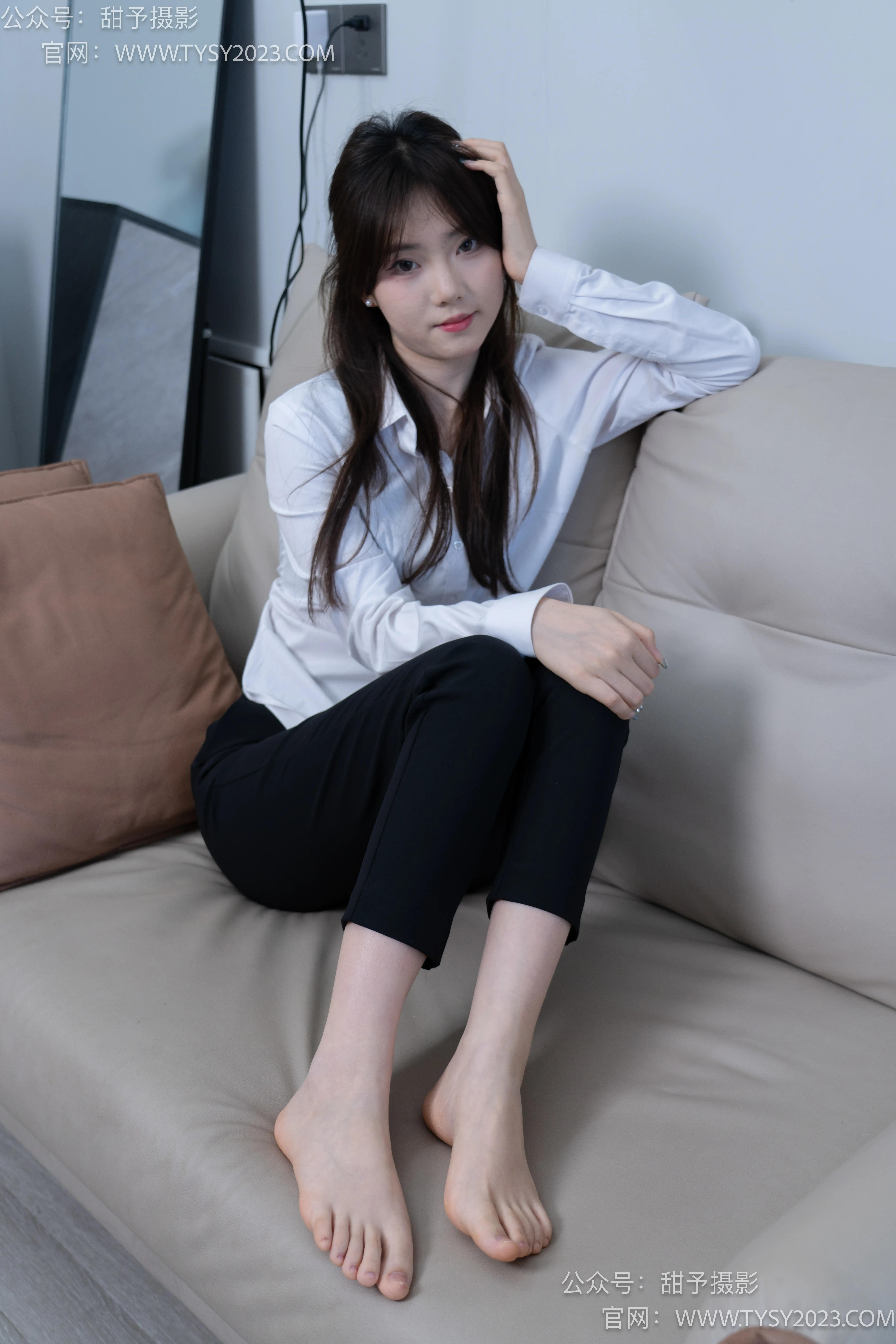 甜予摄影 NO.059 璇璇-OL制服、高跟鞋、薄绿丝、短肉丝短黑丝、裸足 [151P2V-12.4GB]