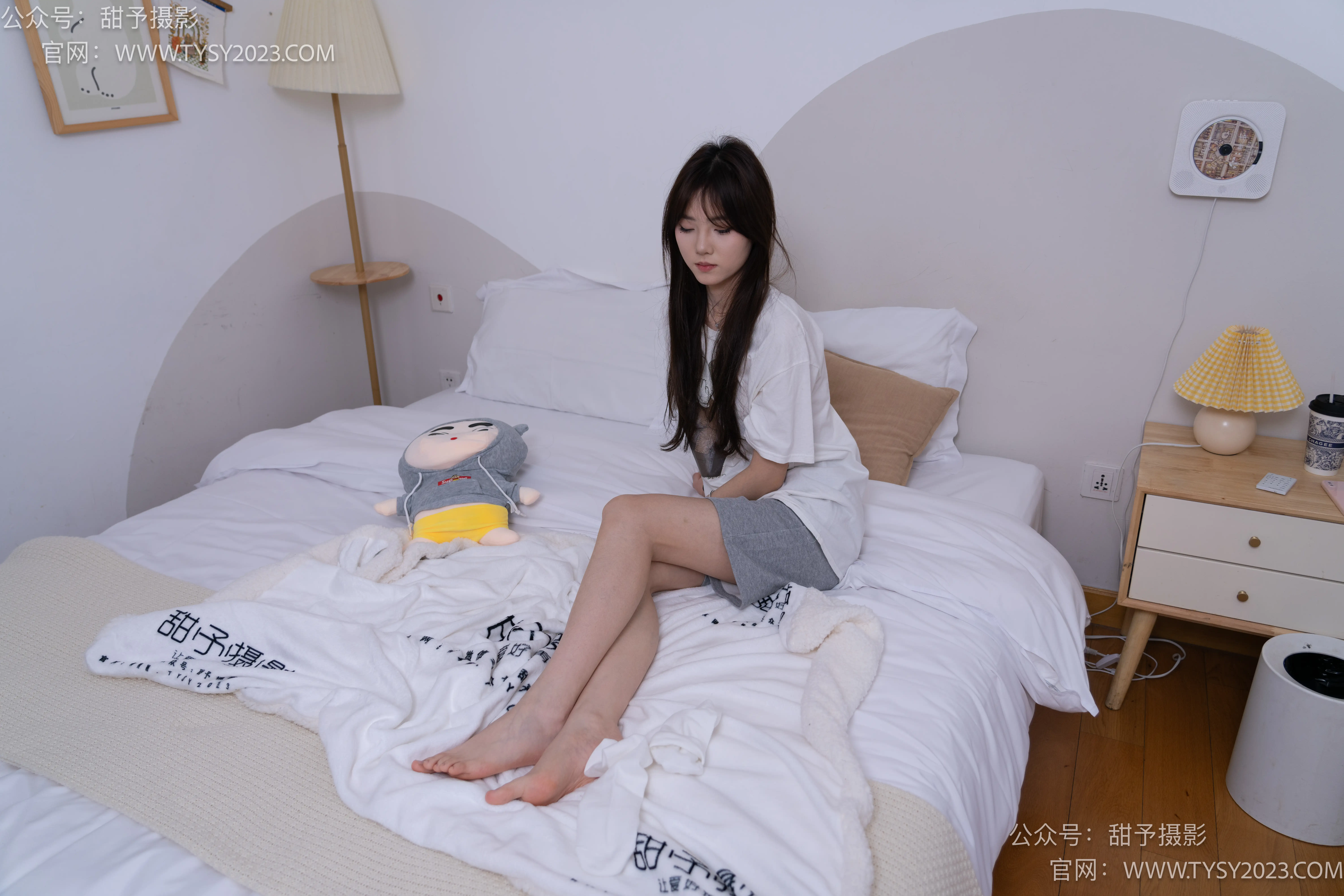甜予摄影 NO.062 璇璇-板鞋、白棉袜、踩蜡笔小新玩偶剧情 [134P2V-11.2GB]
