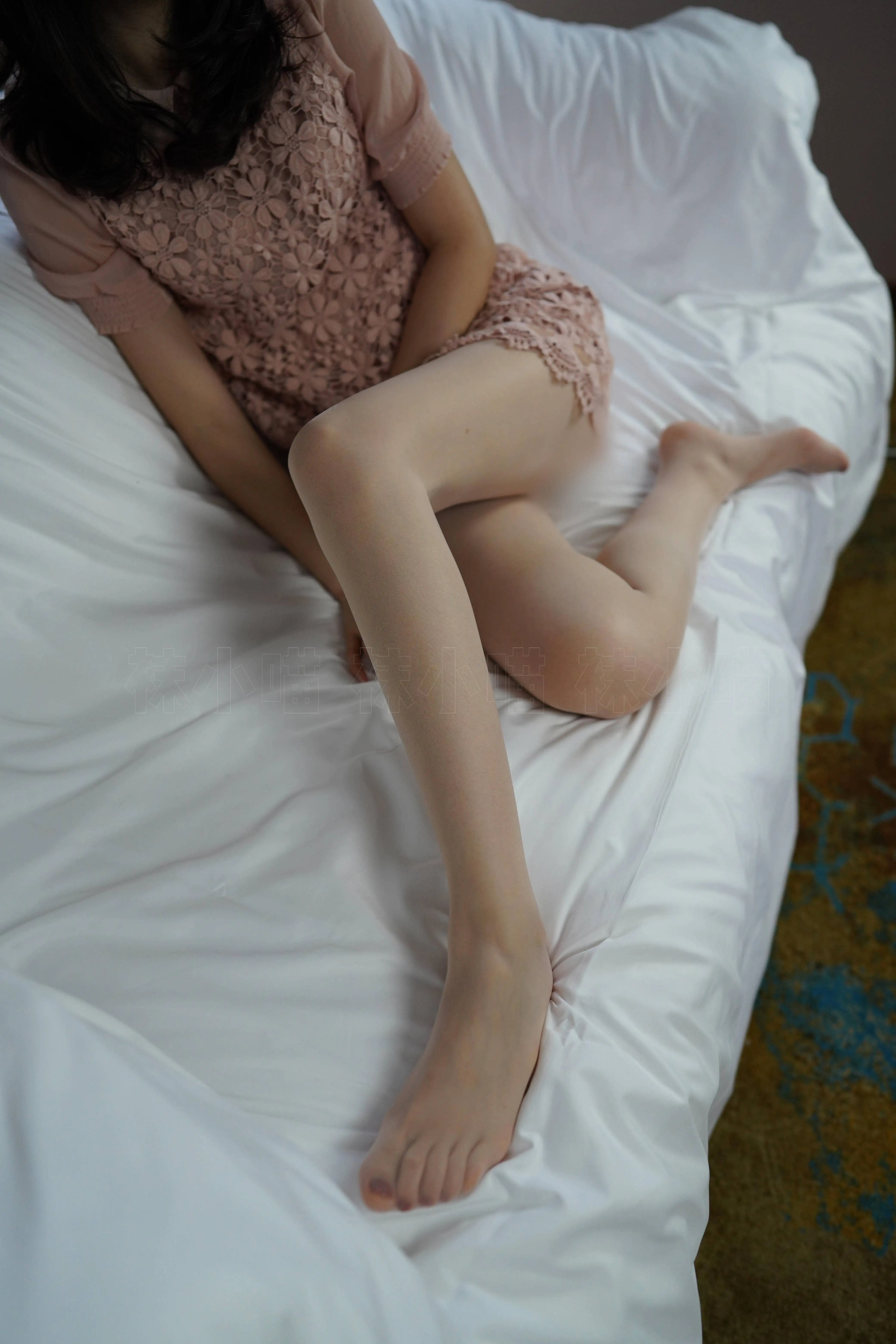 袜小喵 KT319《白沙发》 [97P 132.95 MB] - 第2张