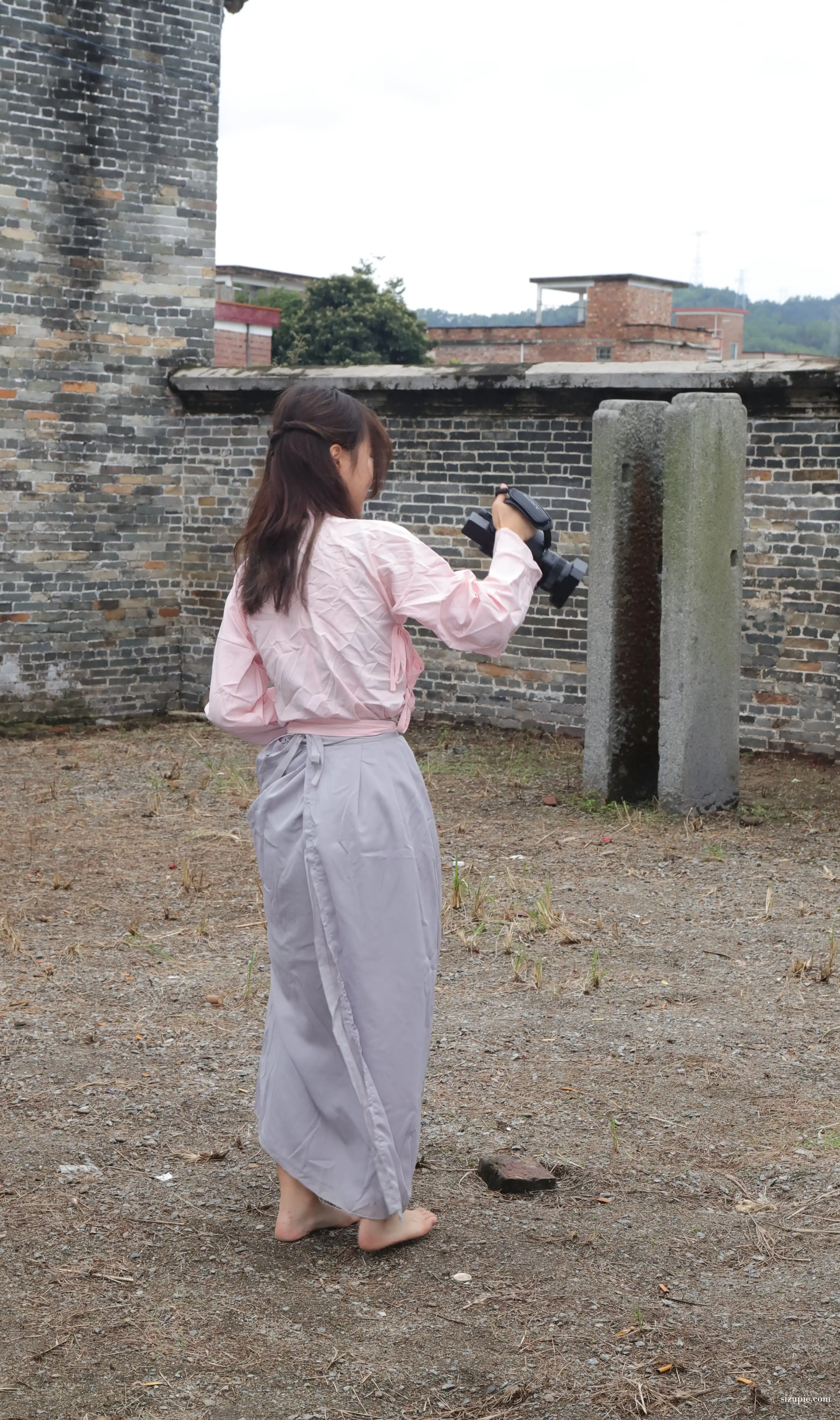 Pary学生模拍 NO.017 小淇穿上汉服赤脚游玩古镇 [134P+497M] - 第1张