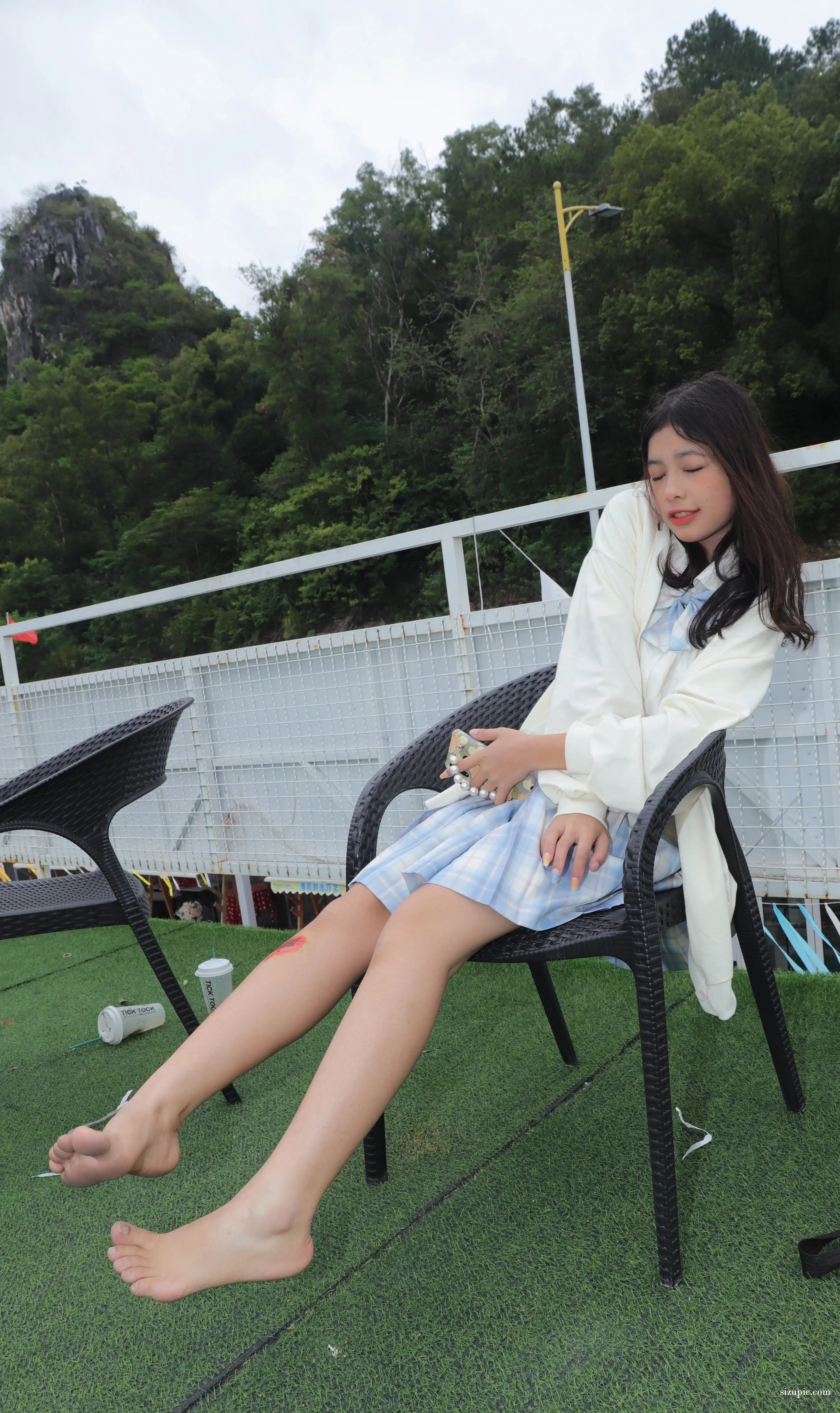 Pary学生模拍 NO.025 朱朱桌子上秀脚 [68P+236M] - 第3张