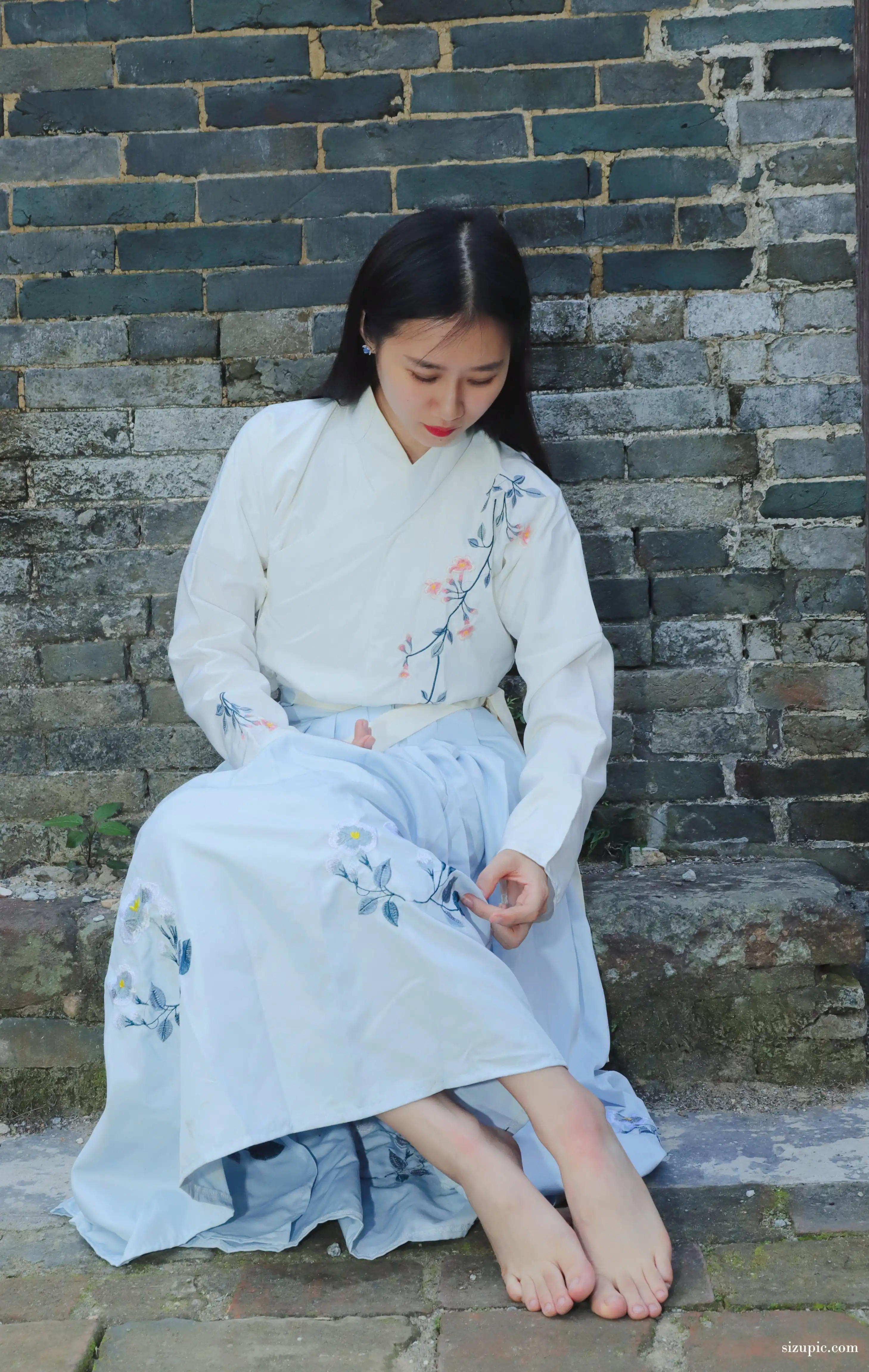 Pary学生模拍 NO.049 极品美女小芳穿上汉服古镇赤脚 [151P+368M]