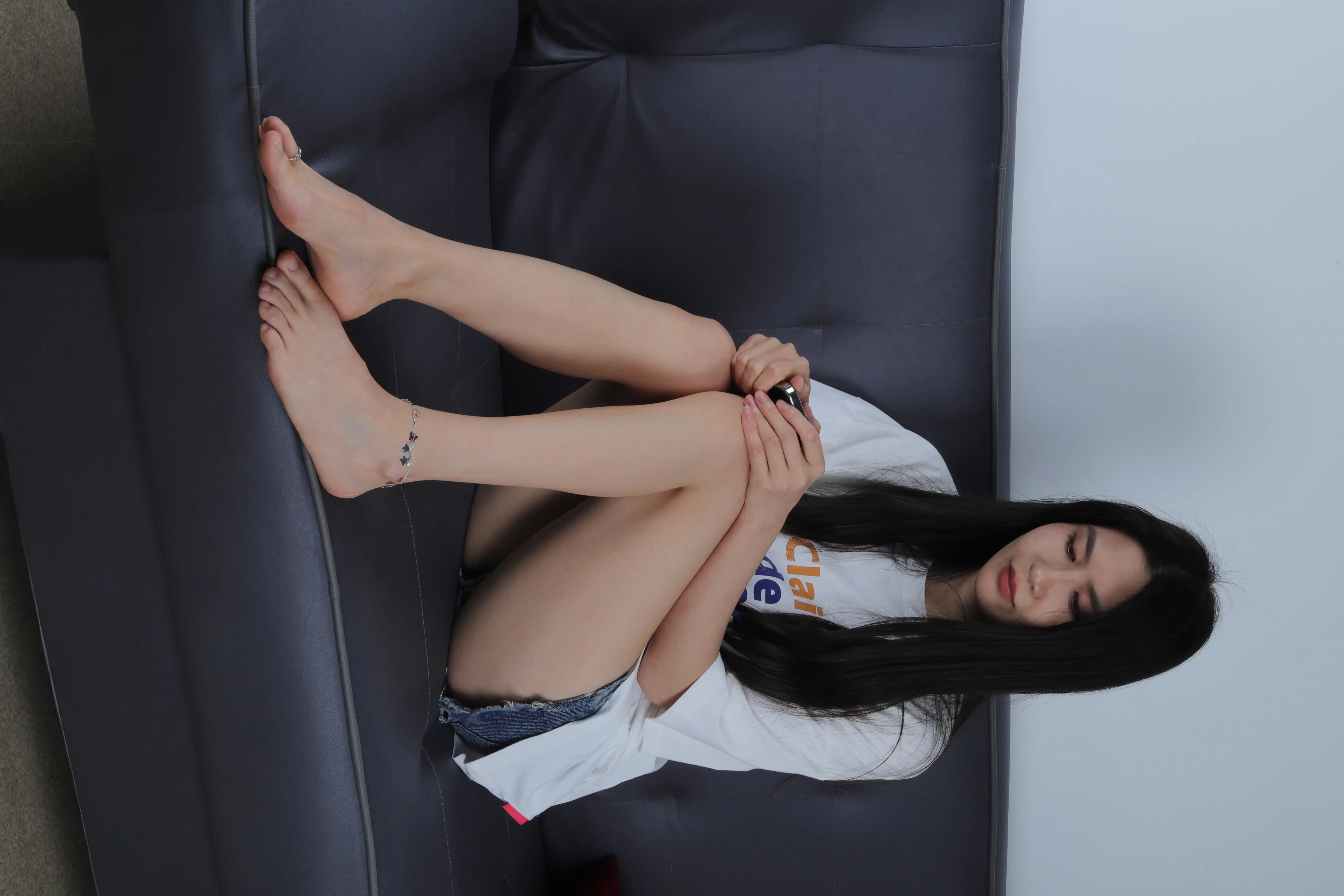Pary学生模拍 NO.105 嘉嘉展示37码修长美脚[92P／761MB] - 第1张