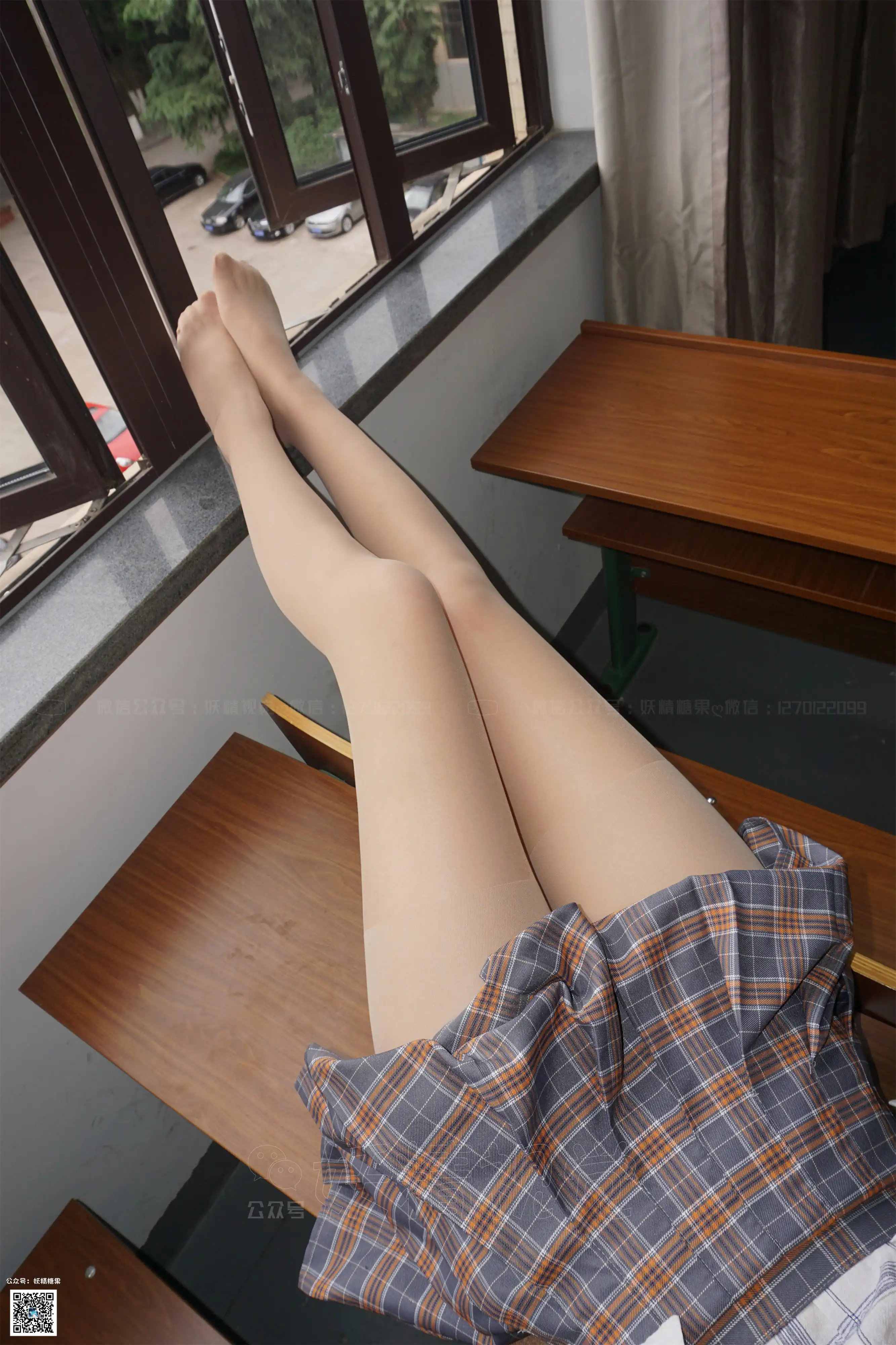 妖精视觉 NO.202 摄影师妹 高跟百褶裙 [57P+52M] - 第2张