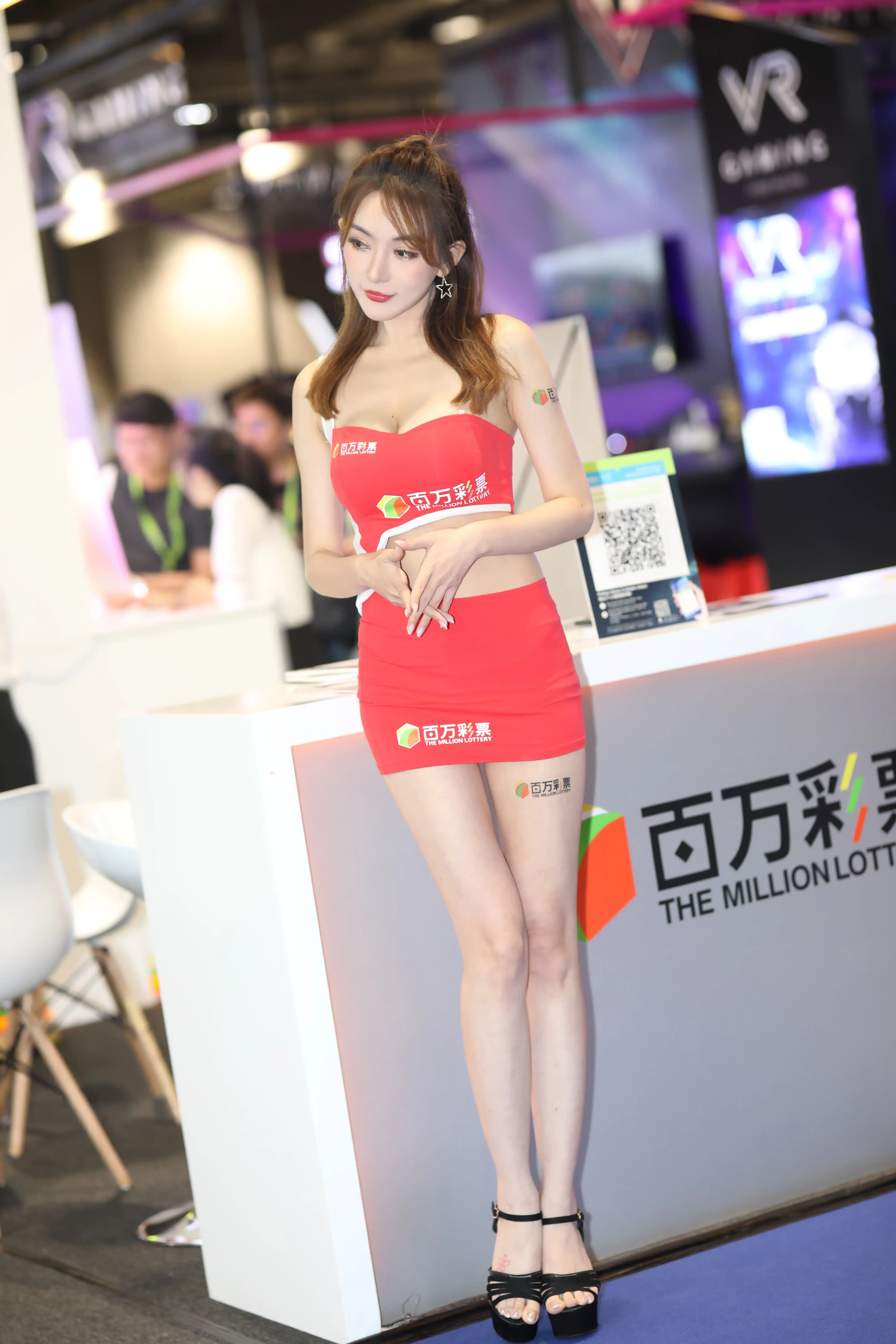 精选街拍 NO.286 展会上的红色女神 [158P6V 6.19 GB] - 第3张