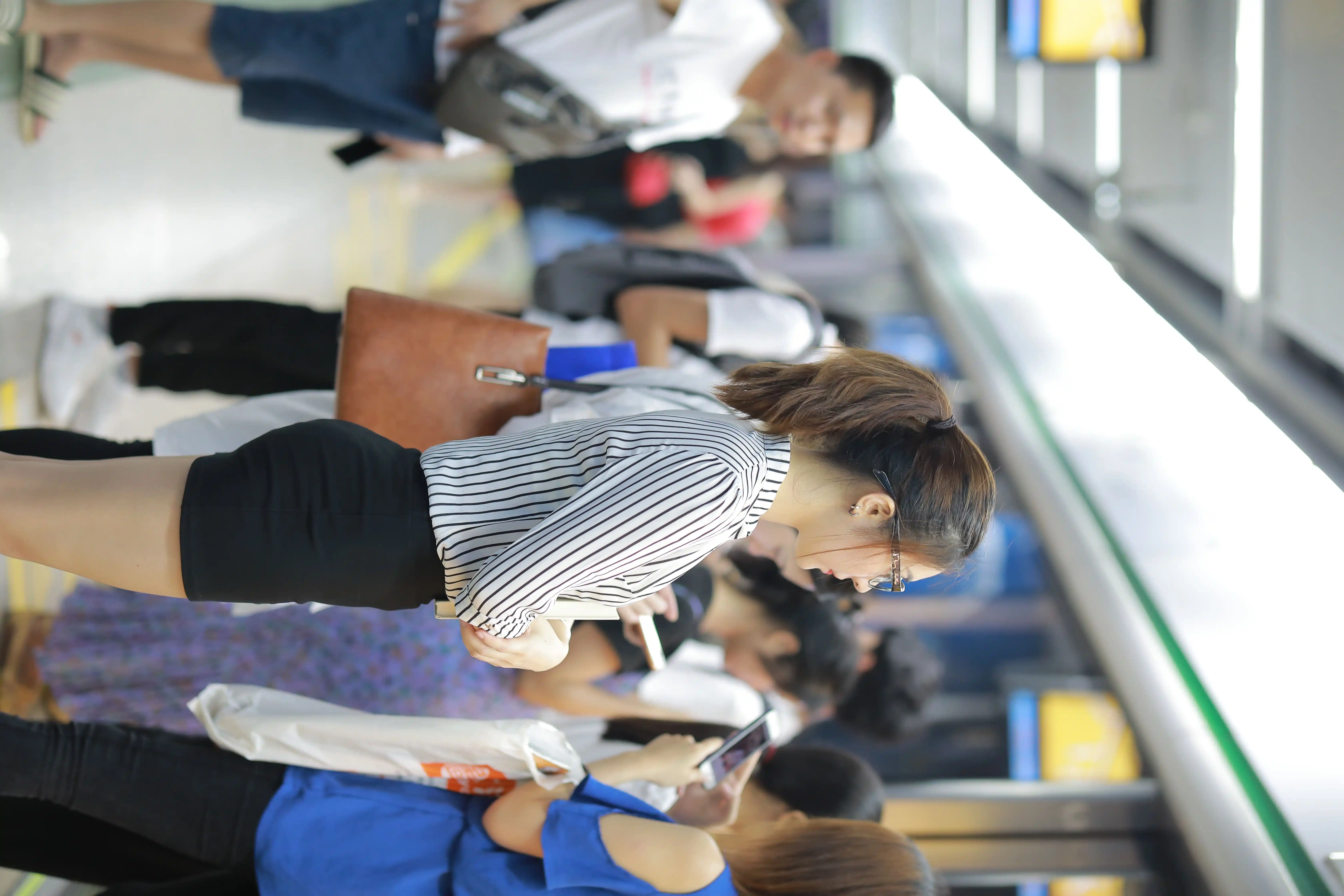 [魔镜街拍] 020 制服包臀裙小姐姐1 户外 [211P+350M]