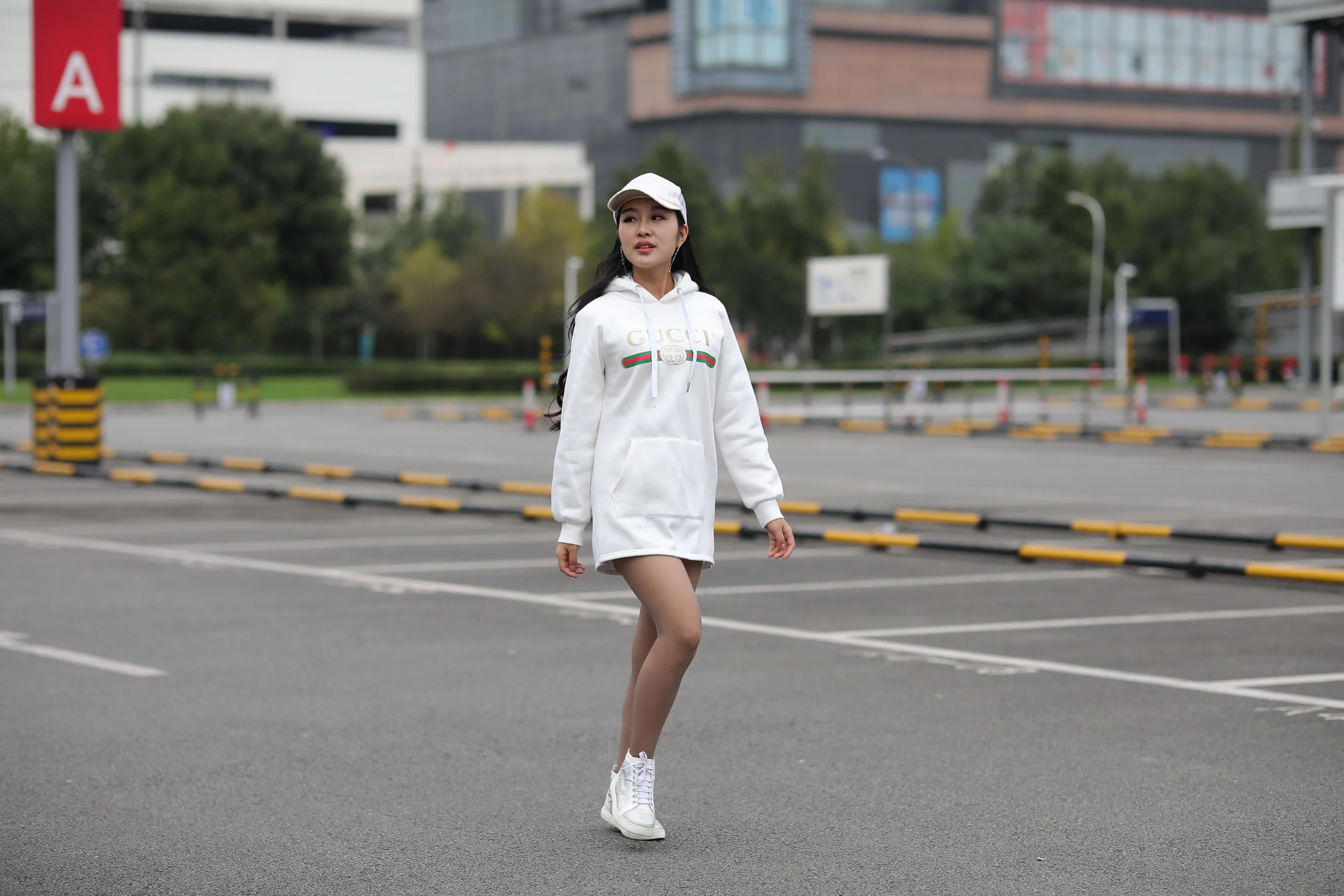 [魔镜街拍] 024 咖啡色丝袜高跟美女逛商场 [386P+813M] - 第3张