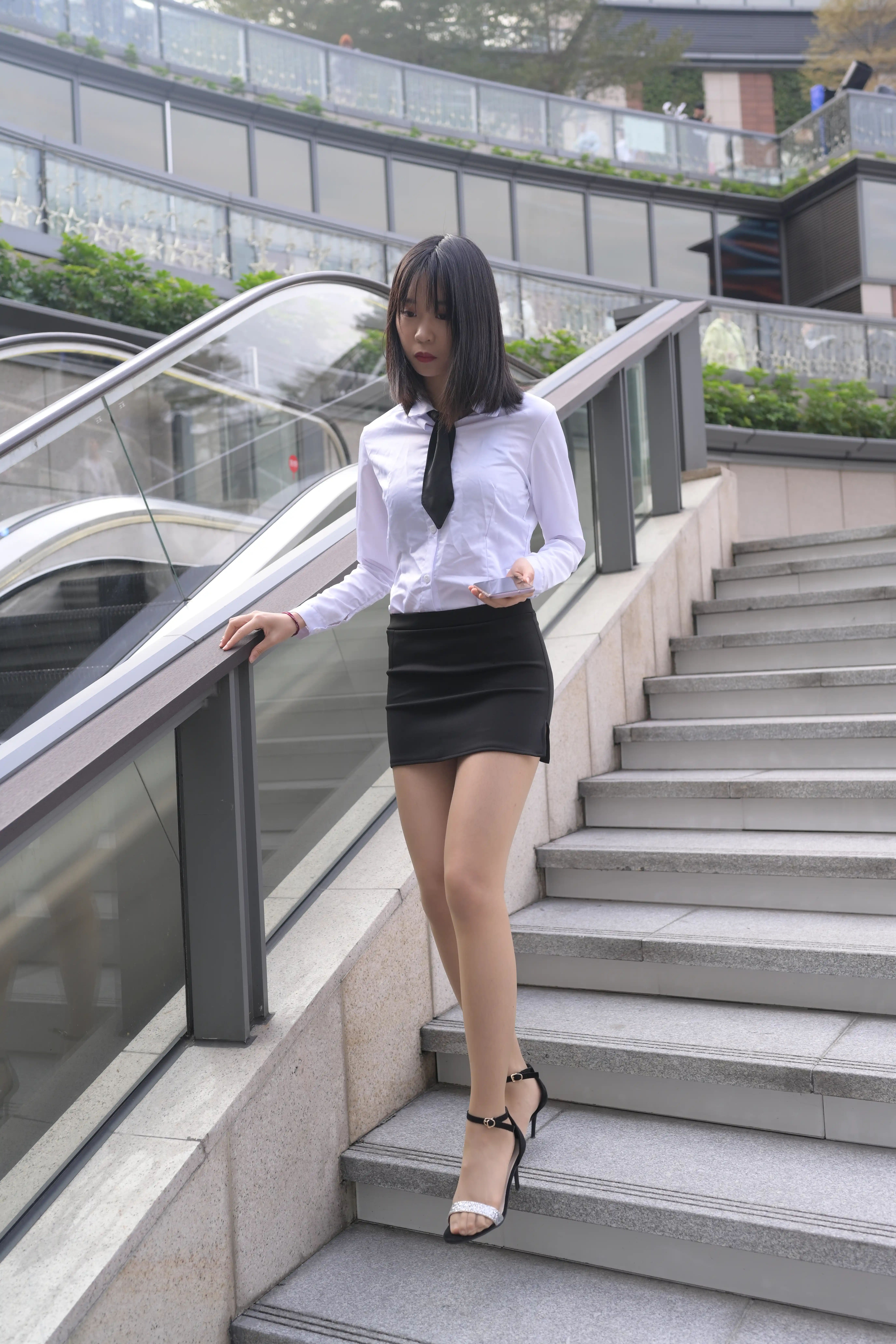 [魔镜街拍] 084 程生街拍-商城推销美女长腿肉丝制服 [454P+1030M]
