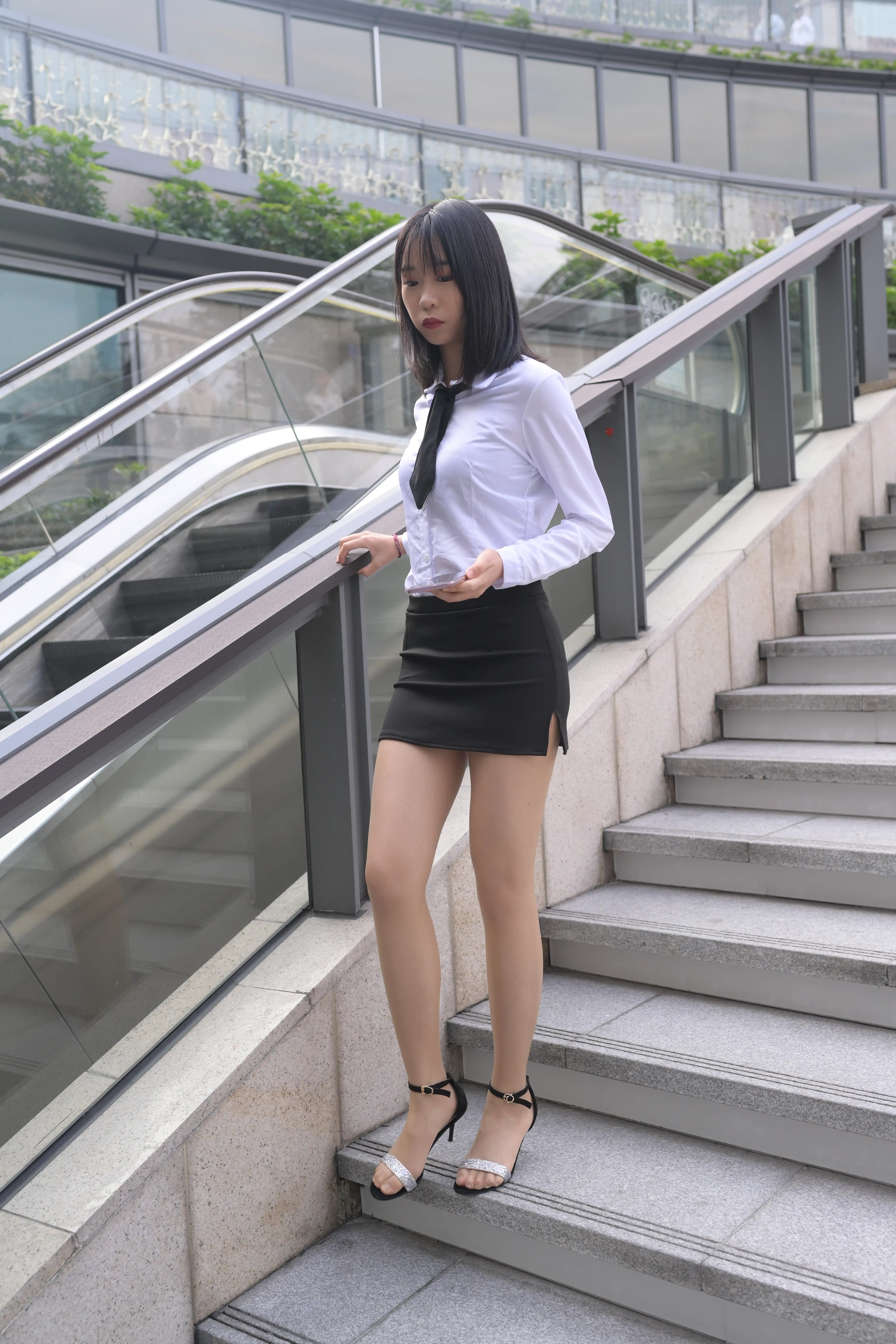 [魔镜街拍] 084 程生街拍-商城推销美女长腿肉丝制服 [454P+1030M] - 第2张