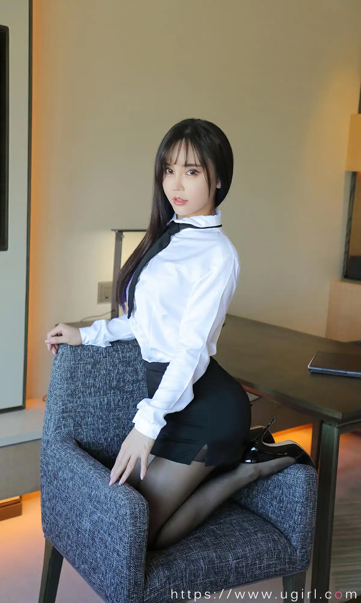 [爱尤物]2021 NO.2132 艾小青 危情公关[35P／34.4MB] - 第2张