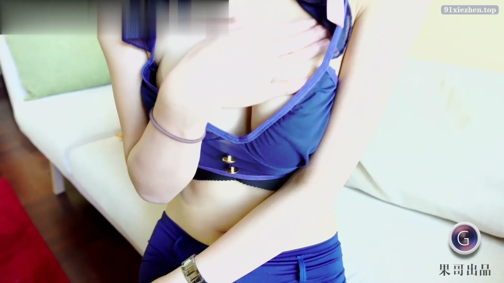 30：秀人网金牌摄影师果哥 – 制服黑丝 小灵鑫