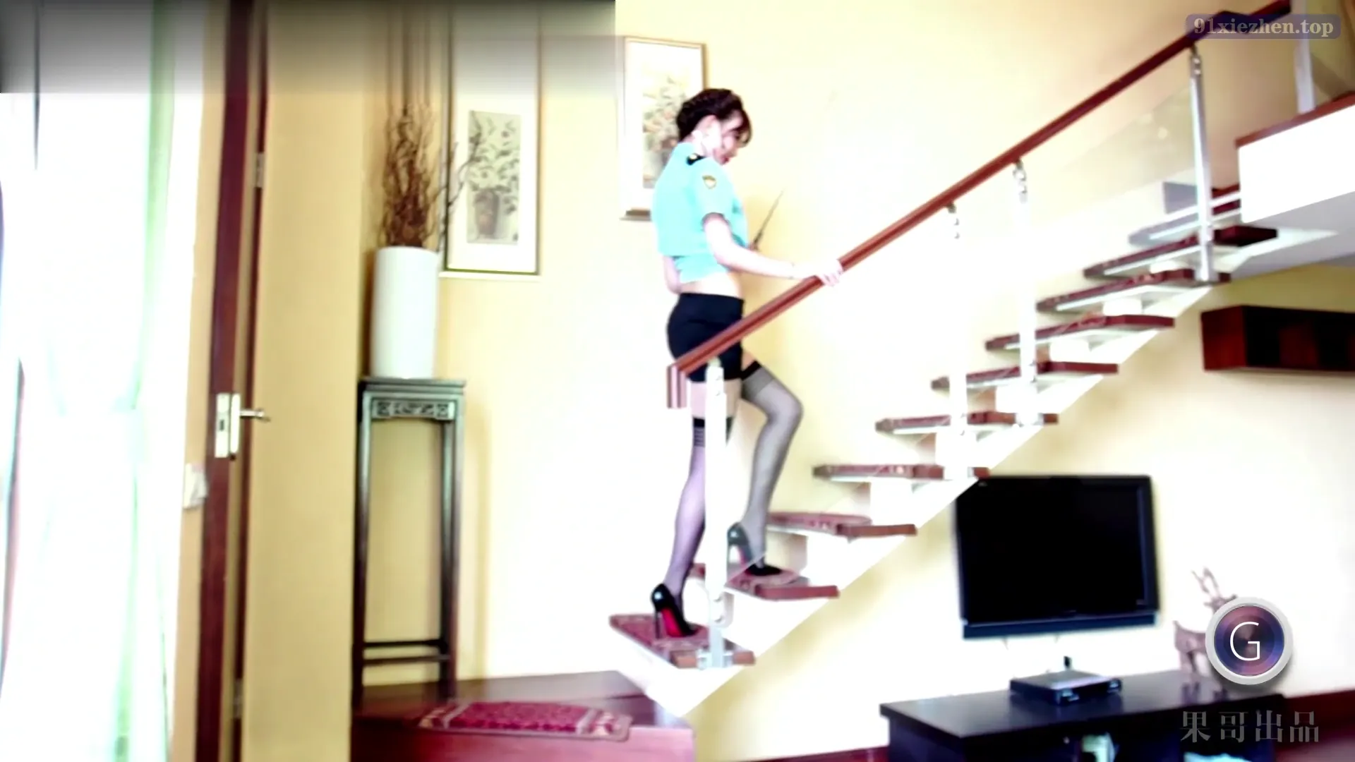30：秀人网金牌摄影师果哥 – 制服黑丝 小灵鑫 - 第2张