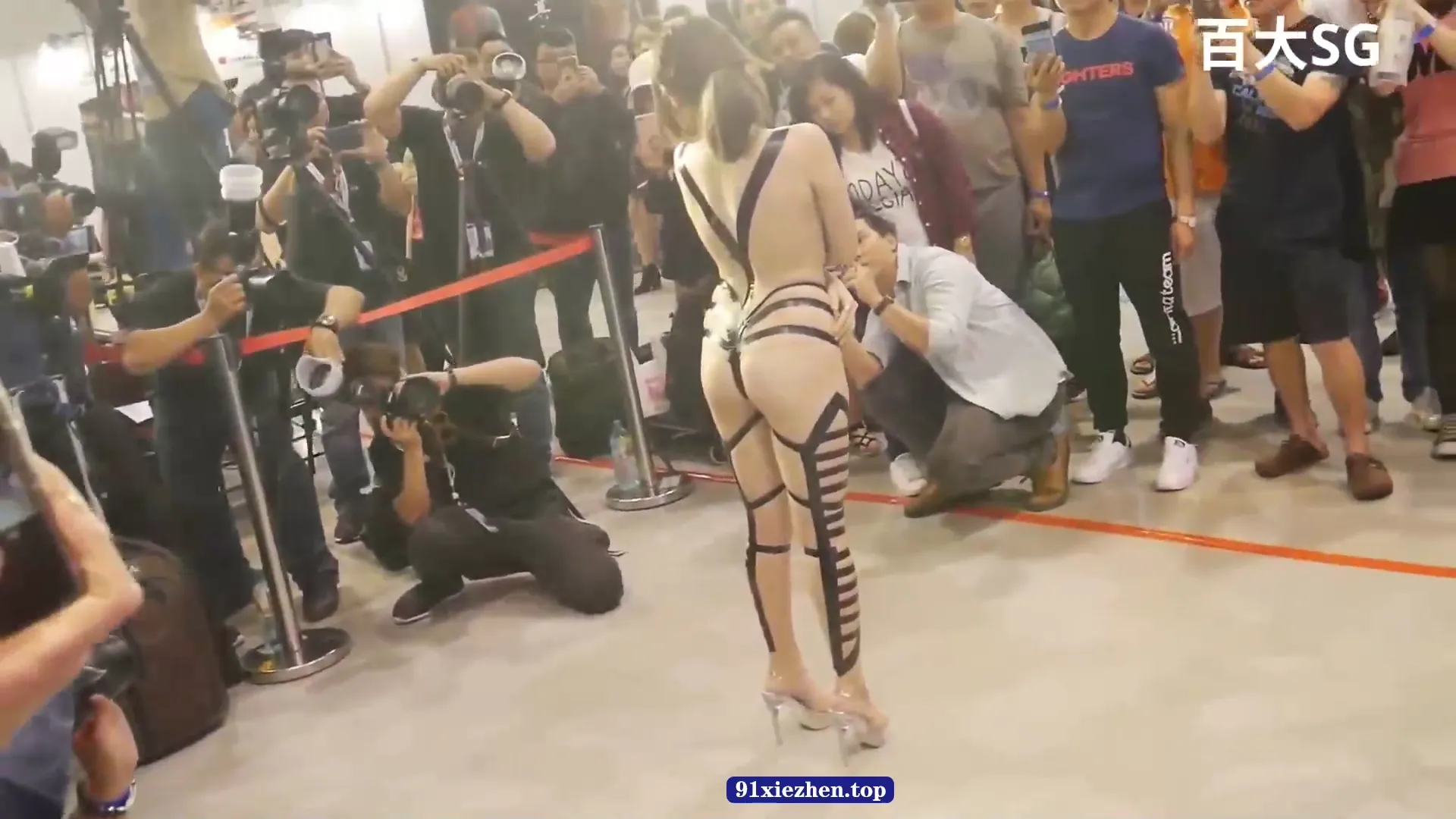 张语昕刺青展人体胶带拼贴秀 - 第3张