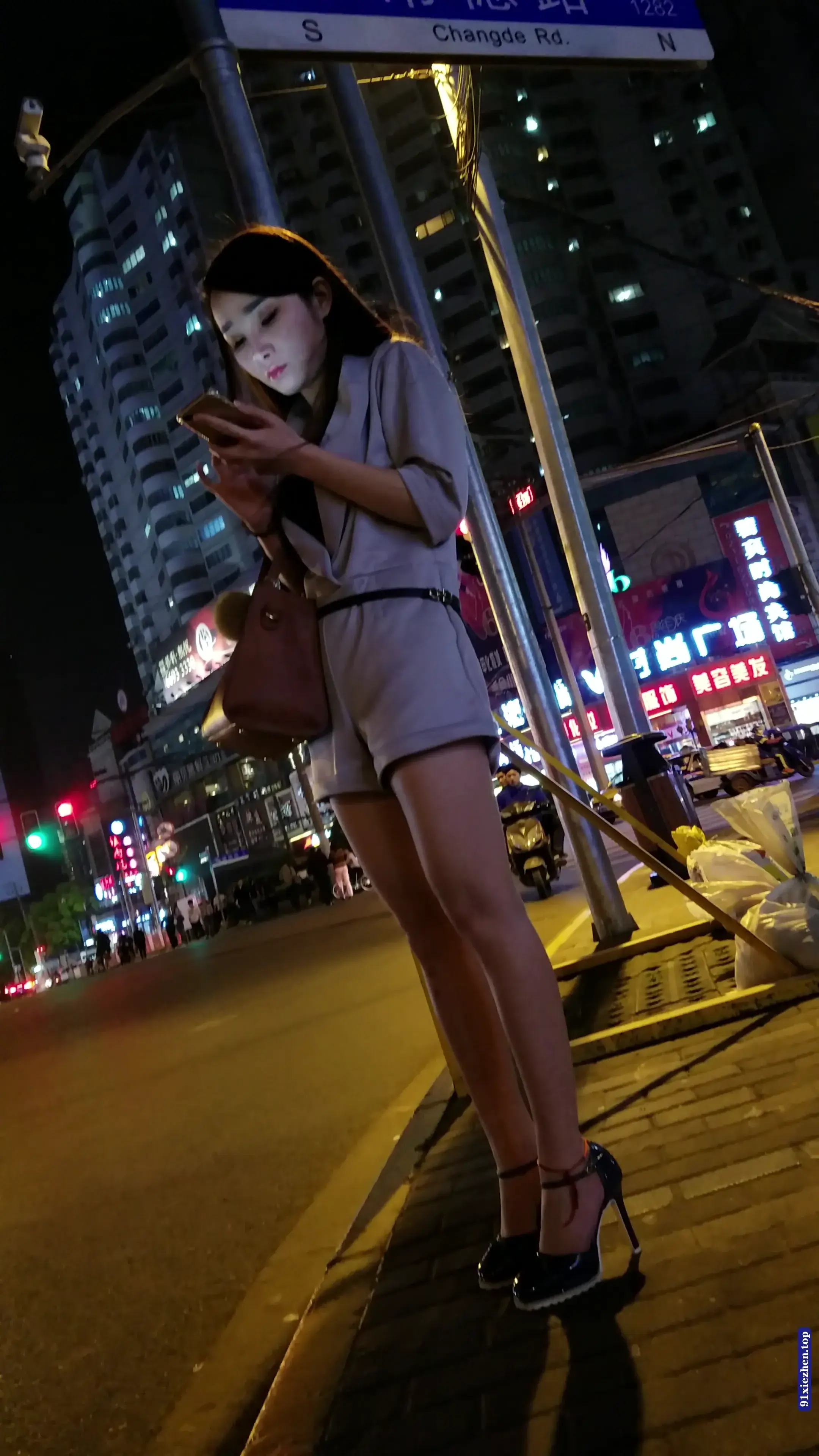 精选街拍视频 夜晚灰色短裤高跟极品长腿漂亮美少妇 [737MB]