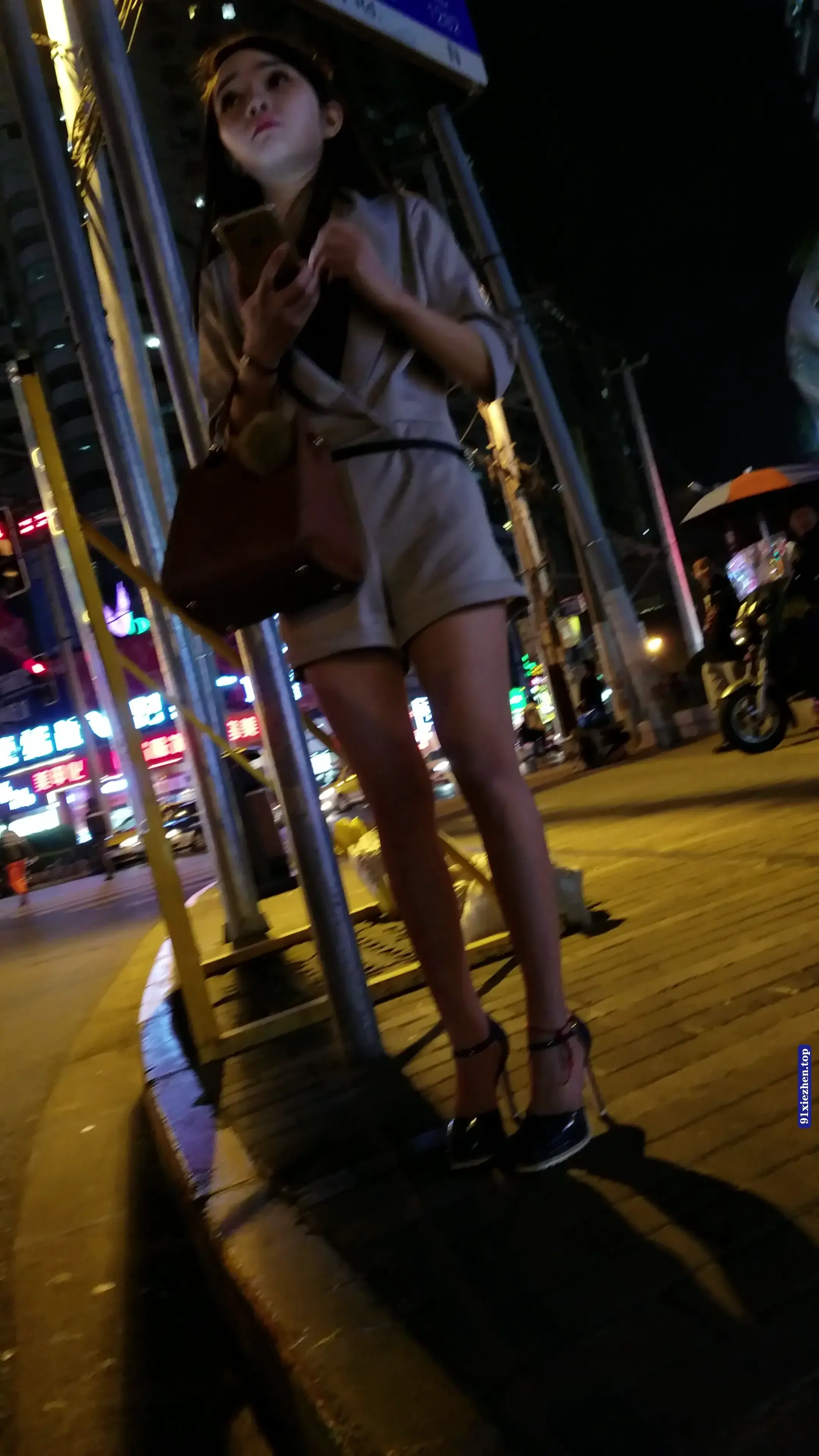 精选街拍视频 夜晚灰色短裤高跟极品长腿漂亮美少妇 [737MB] - 第3张