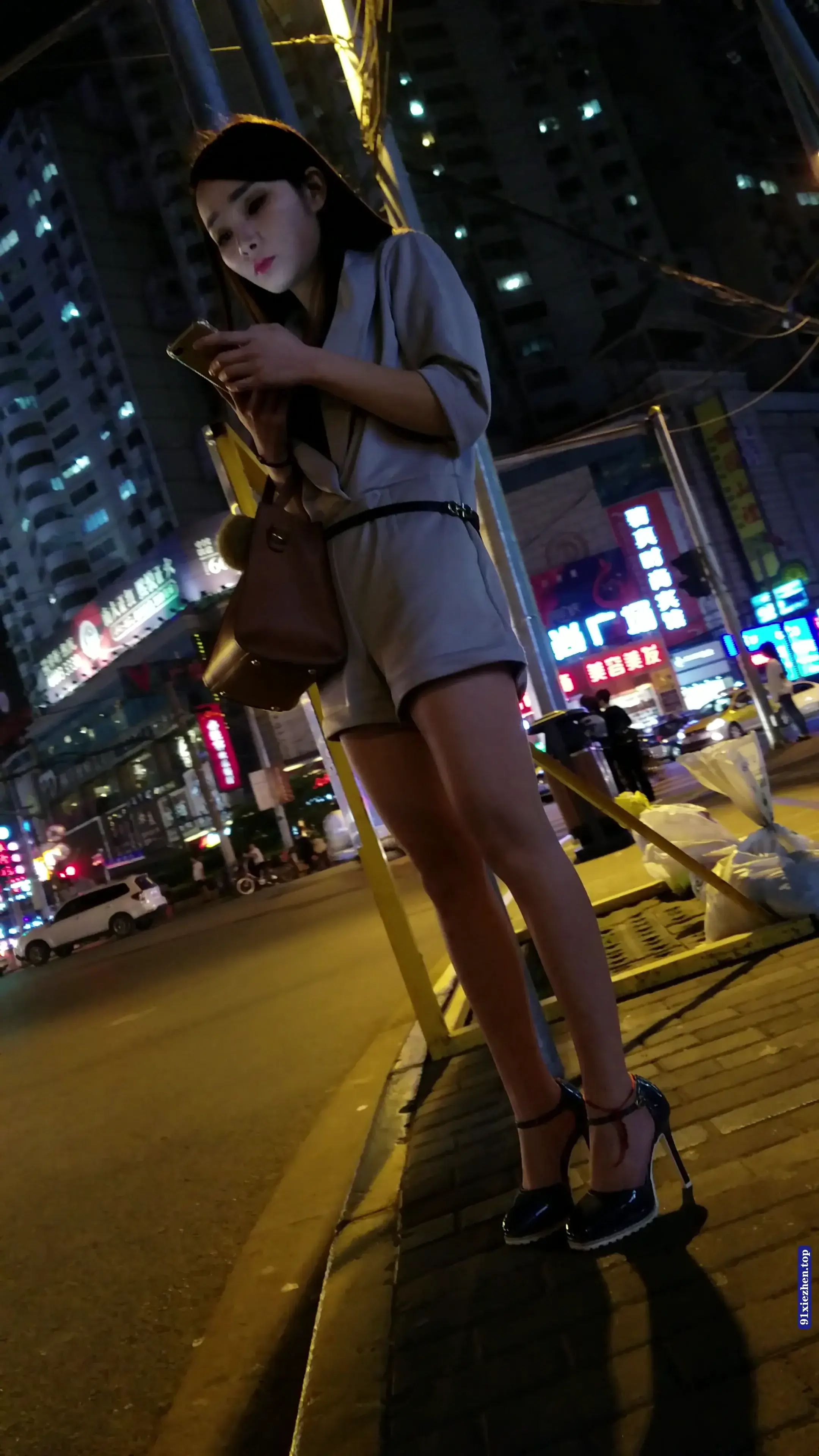 精选街拍视频 夜晚灰色短裤高跟极品长腿漂亮美少妇 [737MB] - 第4张