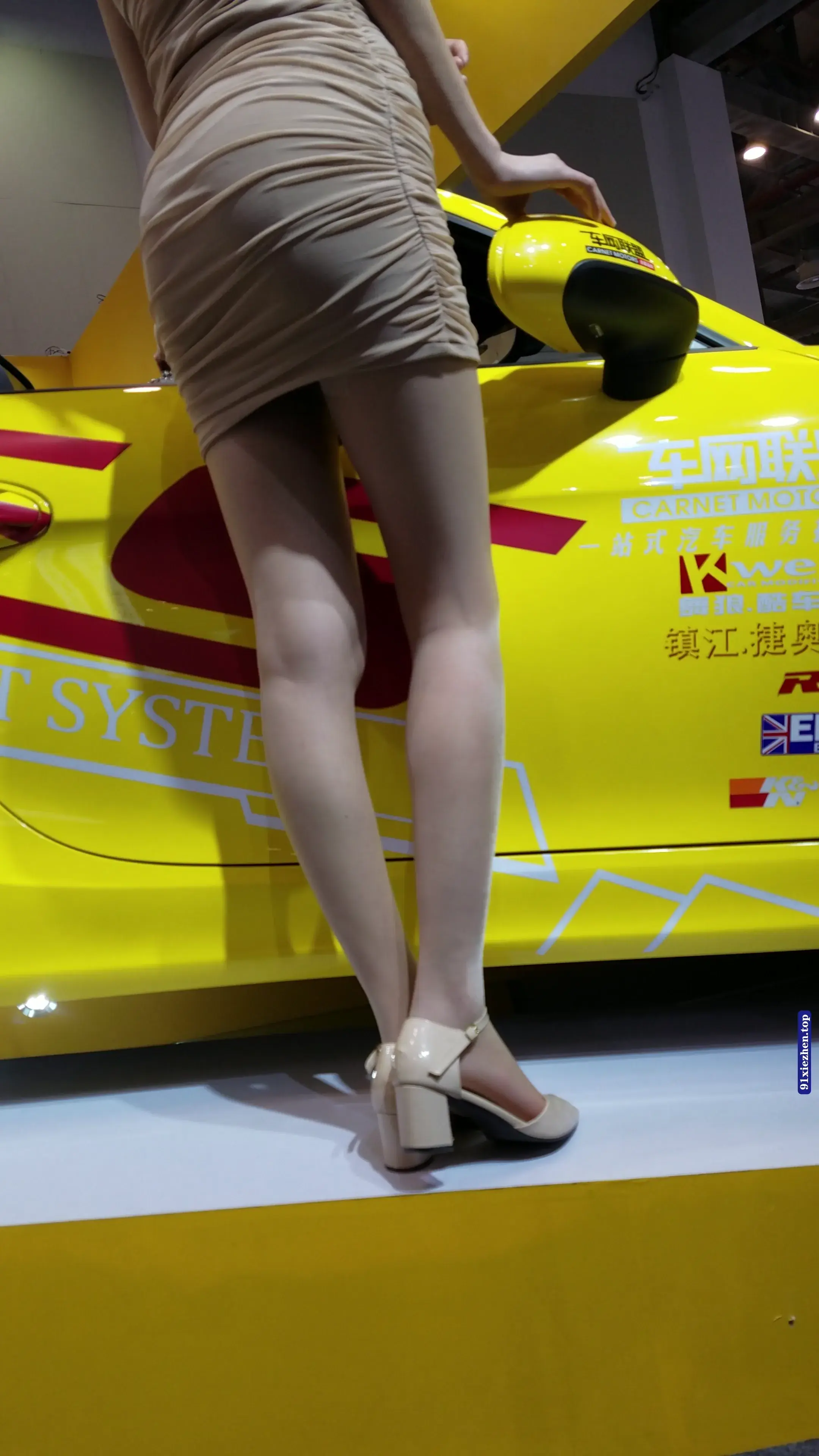 精选街拍视频 浅色紧身连衣包臀裙肉丝长发漂亮美女车模 [453MB] - 第3张