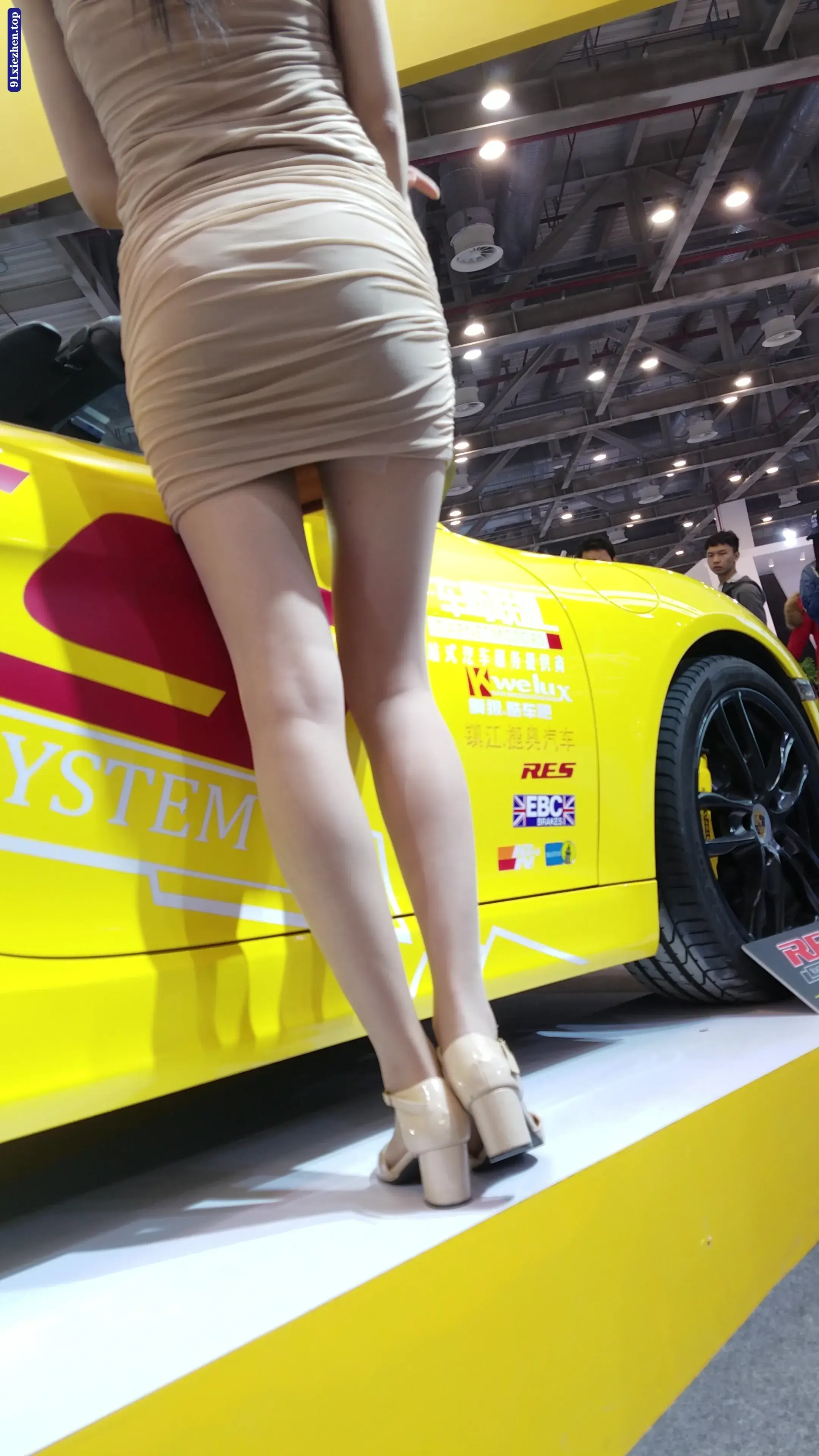精选街拍视频 浅色紧身连衣包臀裙肉丝长发漂亮美女车模 [453MB] - 第4张
