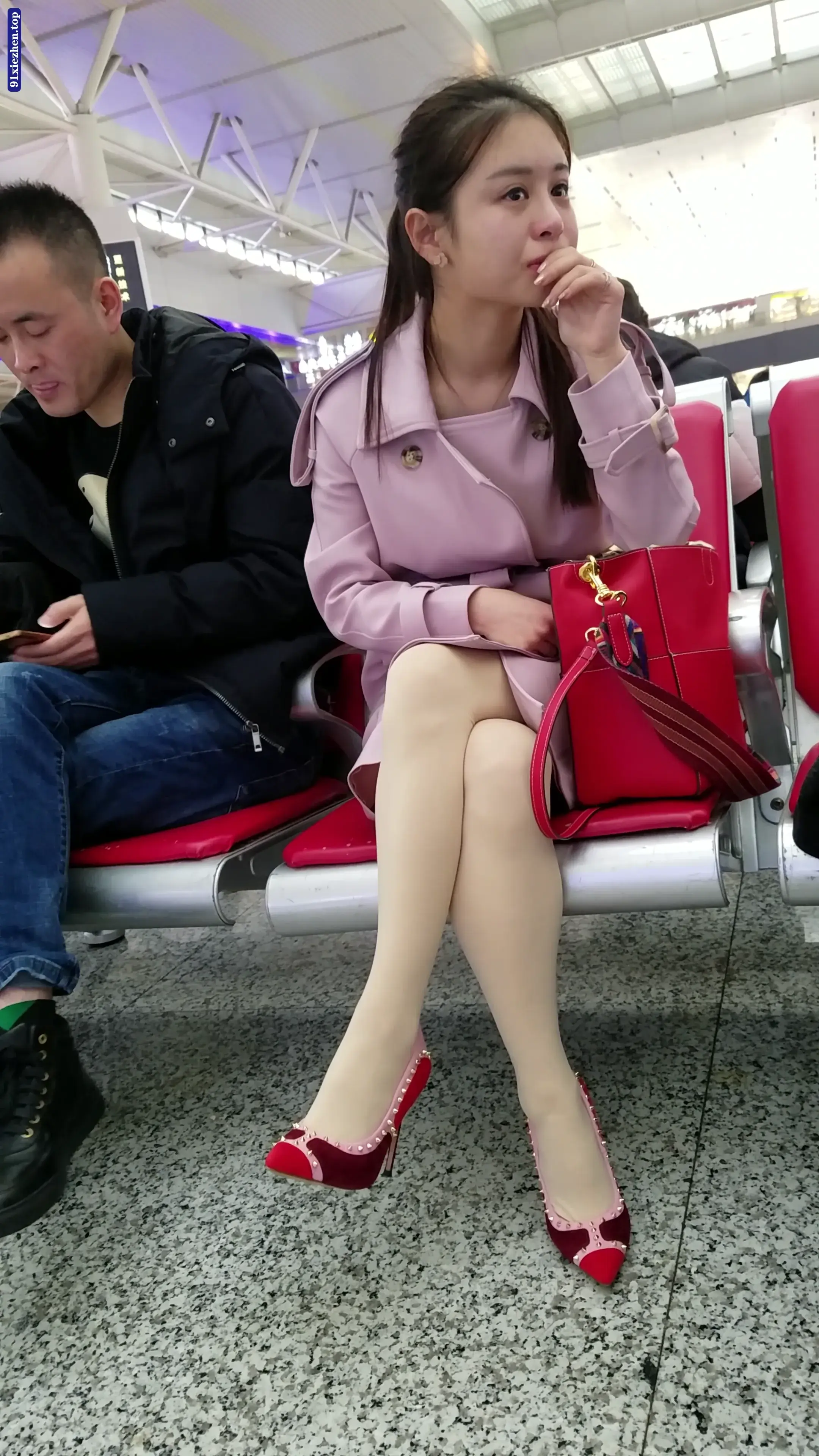 精选街拍视频 高铁站候车的肉色丝袜红色高跟性感美腿漂亮少妇 [570MB]