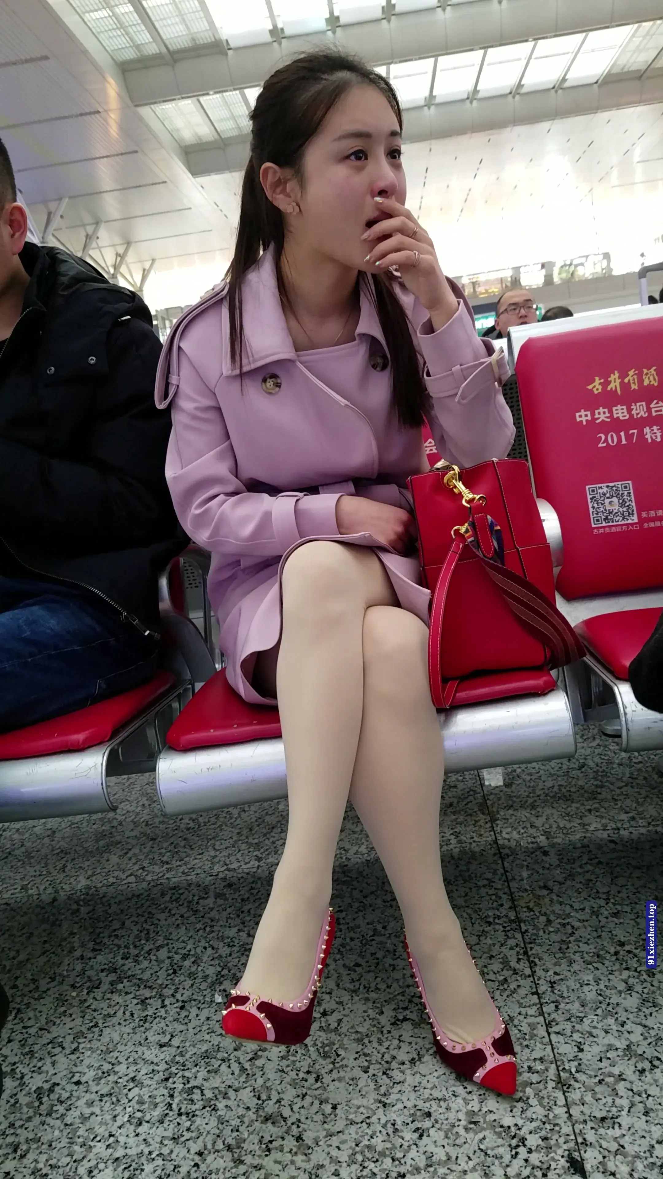 精选街拍视频 高铁站候车的肉色丝袜红色高跟性感美腿漂亮少妇 [570MB] - 第2张