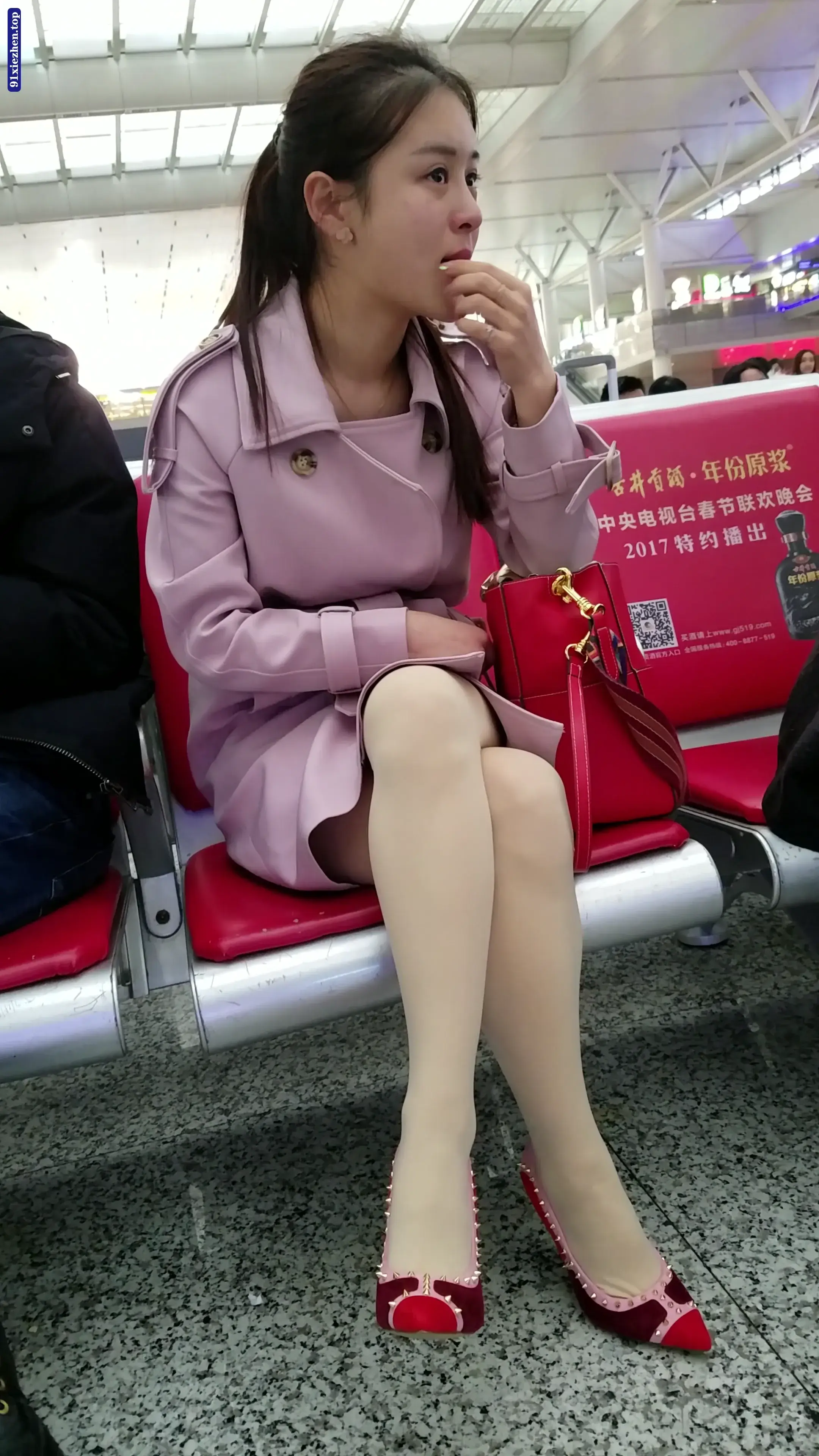 精选街拍视频 高铁站候车的肉色丝袜红色高跟性感美腿漂亮少妇 [570MB] - 第3张