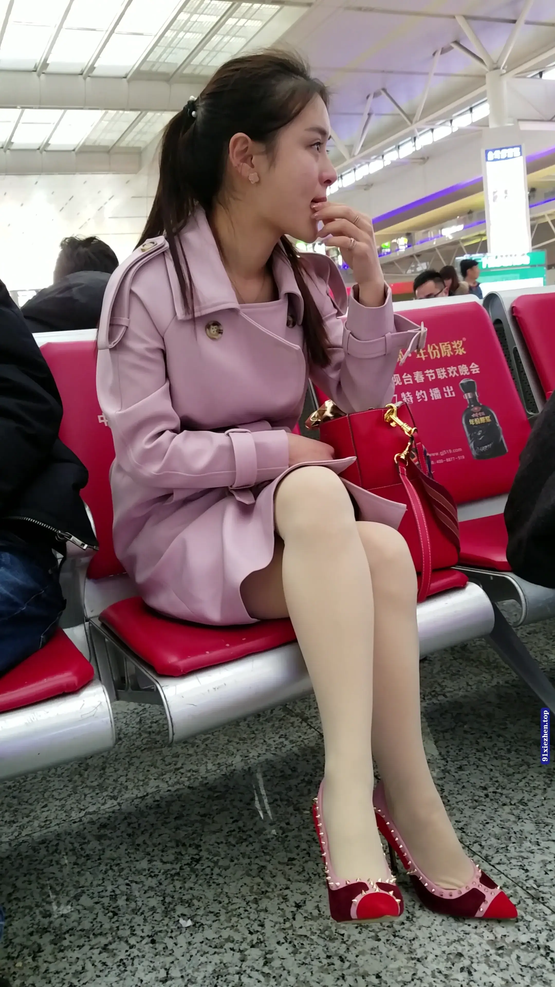 精选街拍视频 高铁站候车的肉色丝袜红色高跟性感美腿漂亮少妇 [570MB] - 第4张