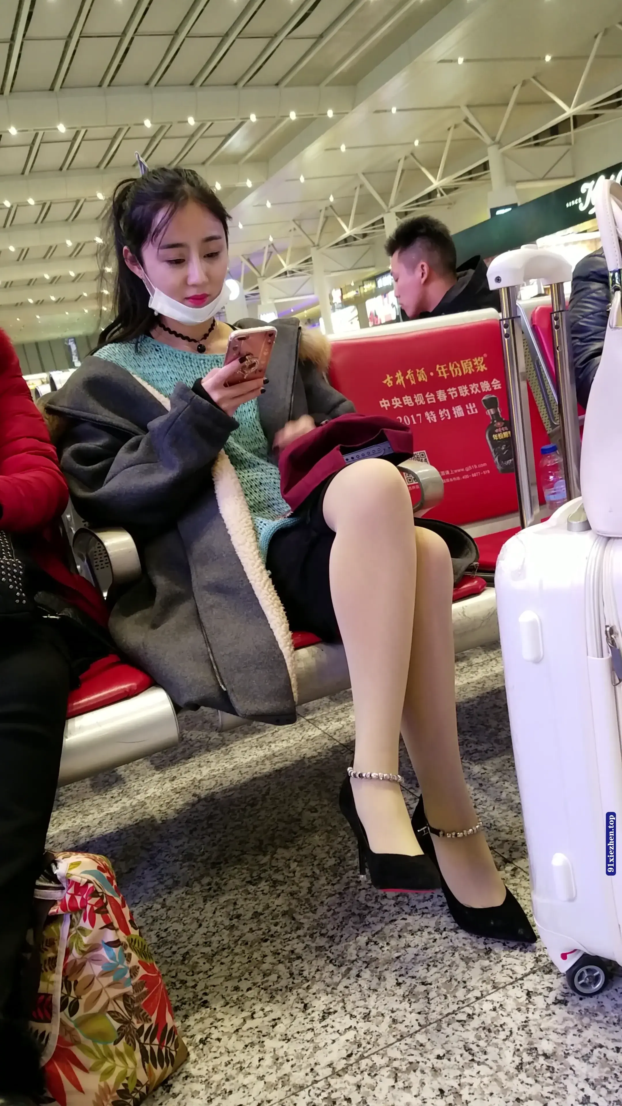 精选街拍视频 高铁站候车的肉色丝袜高跟极品美腿漂亮美女 [996MB]