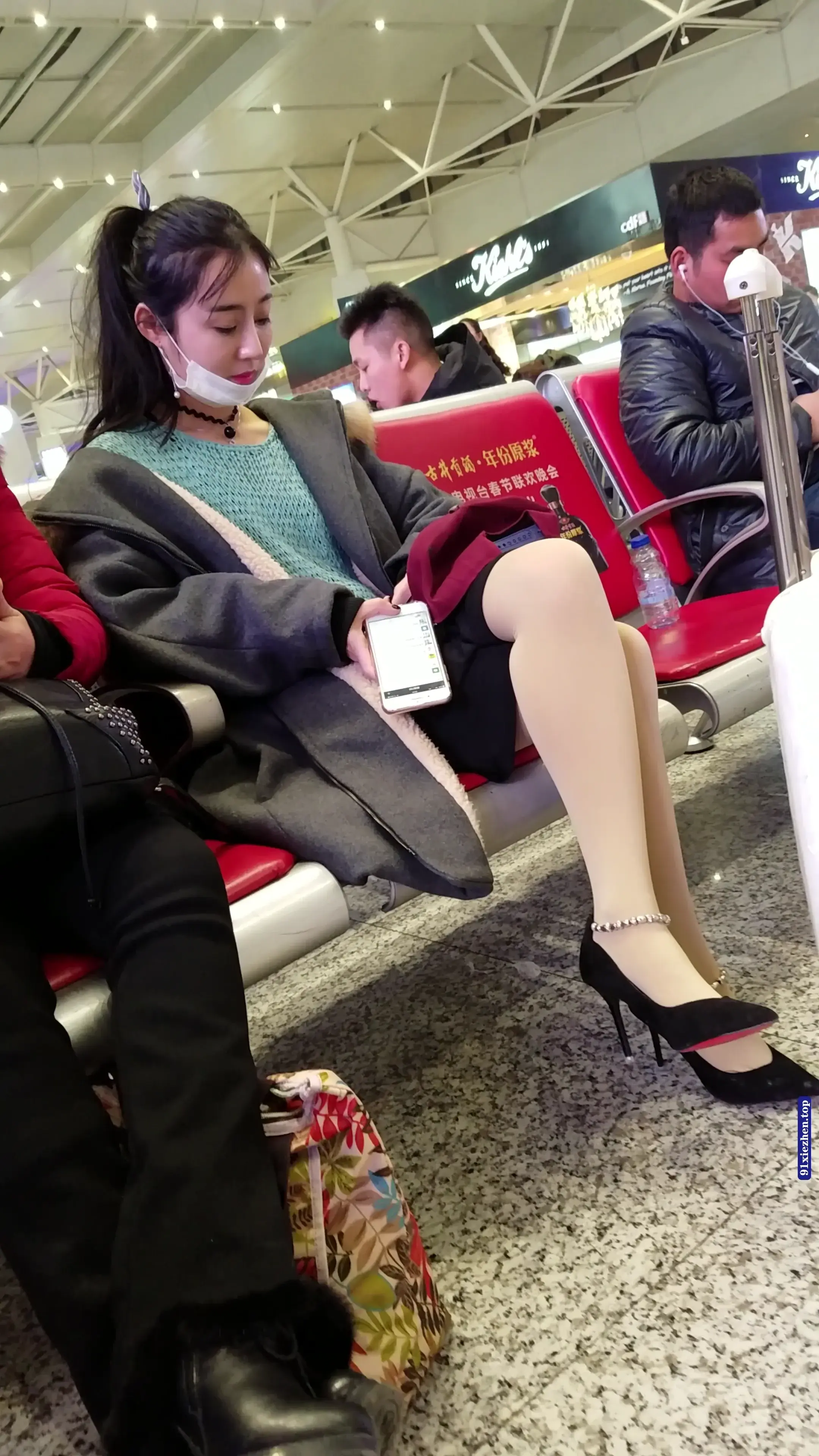 精选街拍视频 高铁站候车的肉色丝袜高跟极品美腿漂亮美女 [996MB] - 第2张