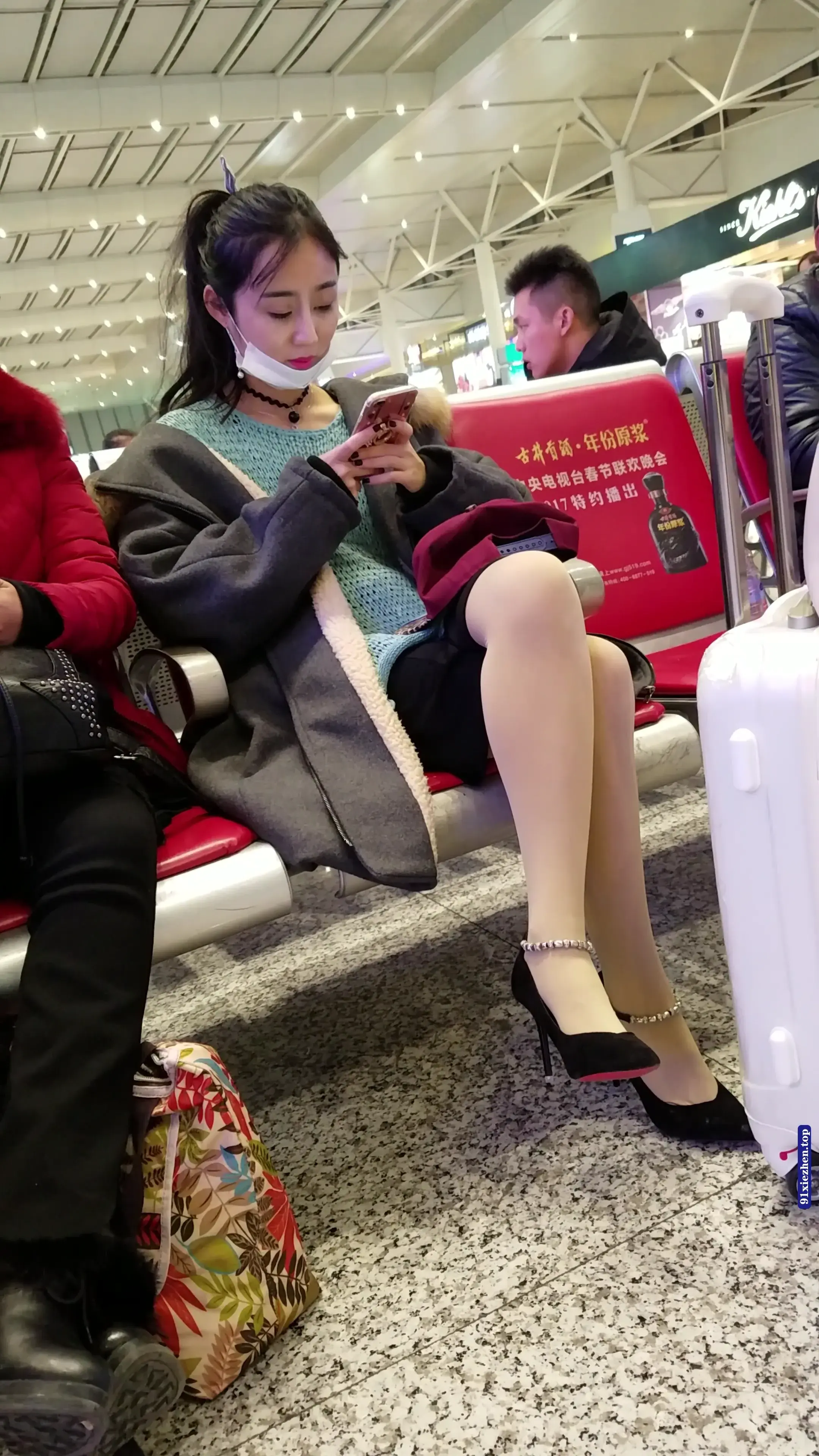 精选街拍视频 高铁站候车的肉色丝袜高跟极品美腿漂亮美女 [996MB] - 第3张
