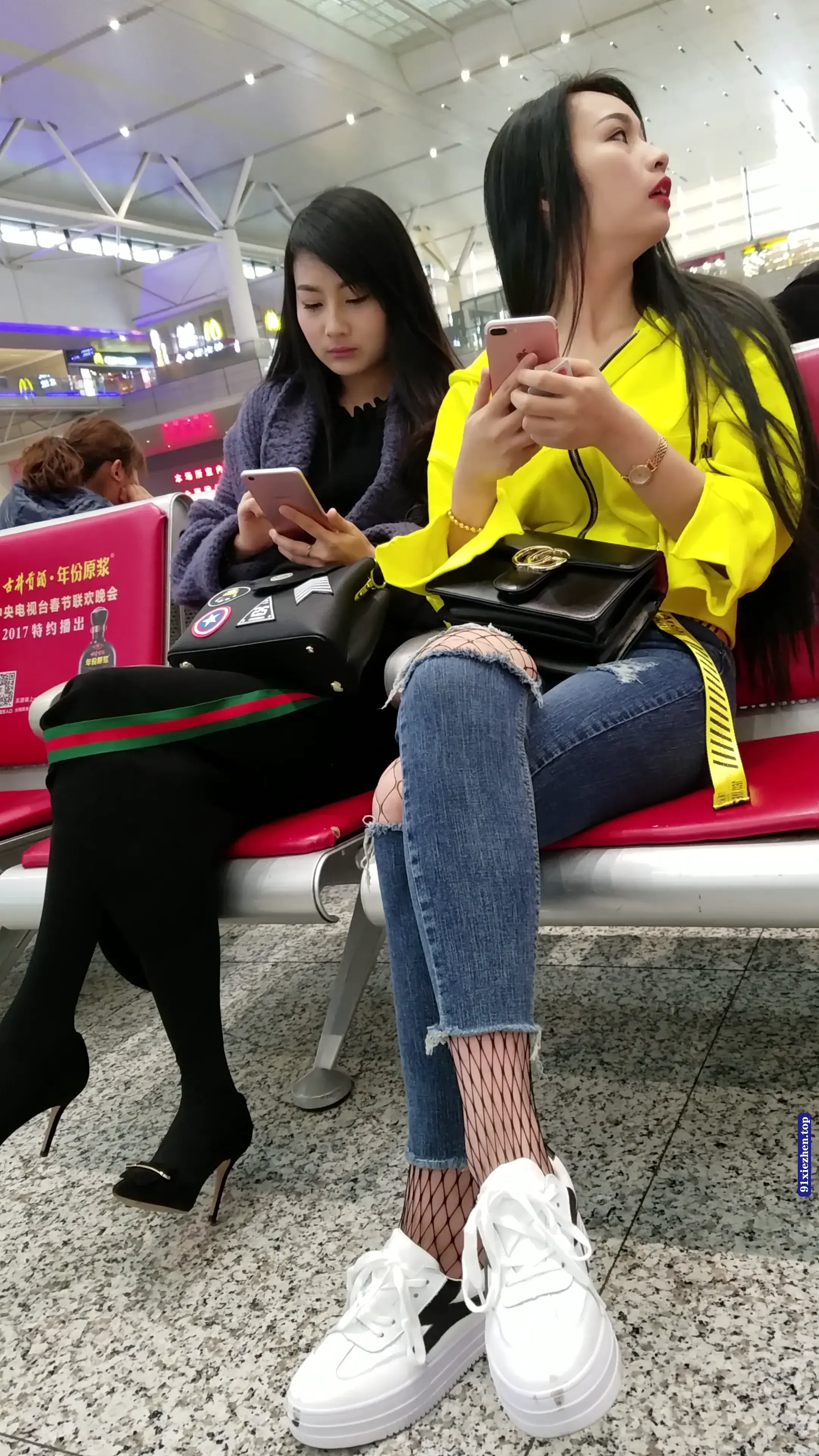 精选街拍视频 高铁站拍摄蓝色紧身牛仔裤长发漂亮美女 [952MB]