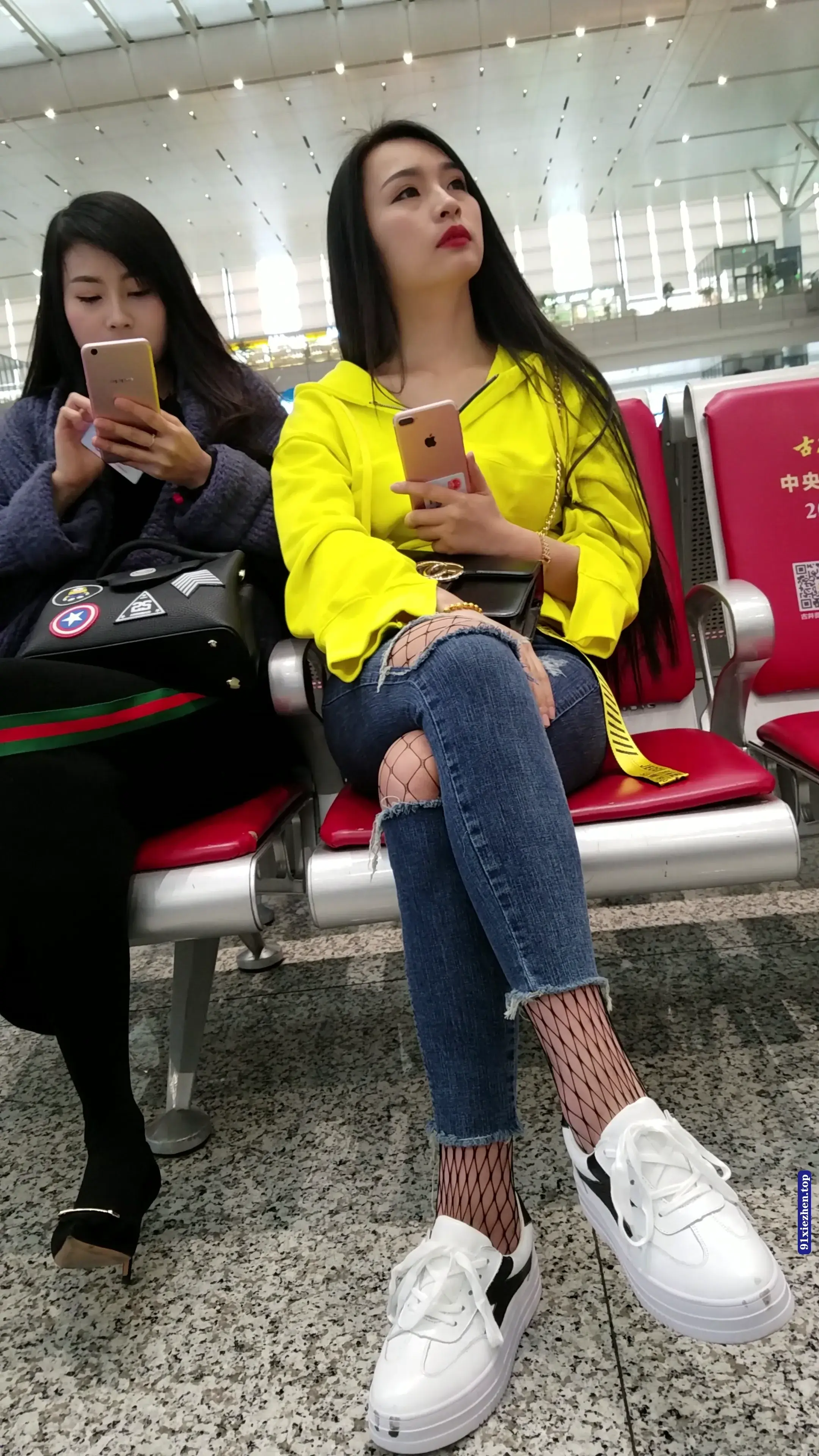 精选街拍视频 高铁站拍摄蓝色紧身牛仔裤长发漂亮美女 [952MB] - 第2张