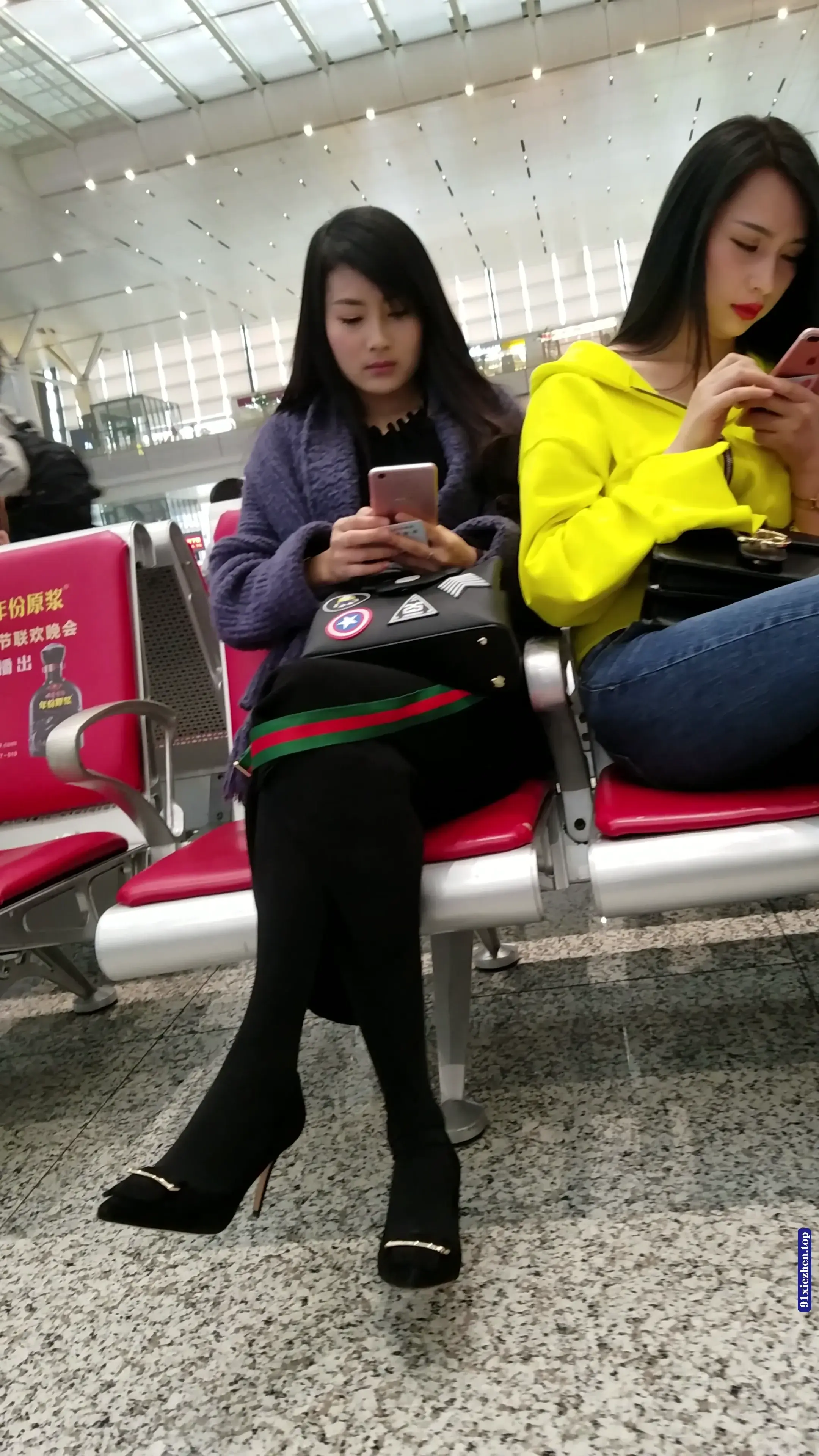 精选街拍视频 高铁站拍摄蓝色紧身牛仔裤长发漂亮美女 [952MB] - 第3张